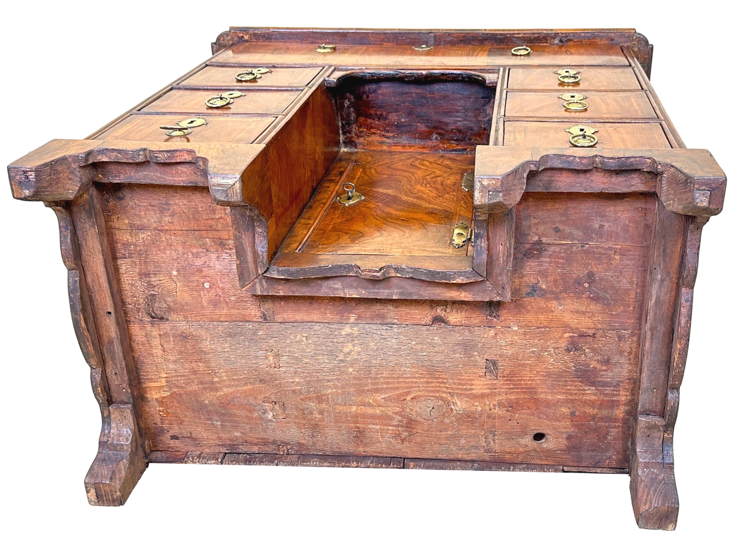 Scrivania a ginocchio in noce del XVIII secolo in vendita 3
