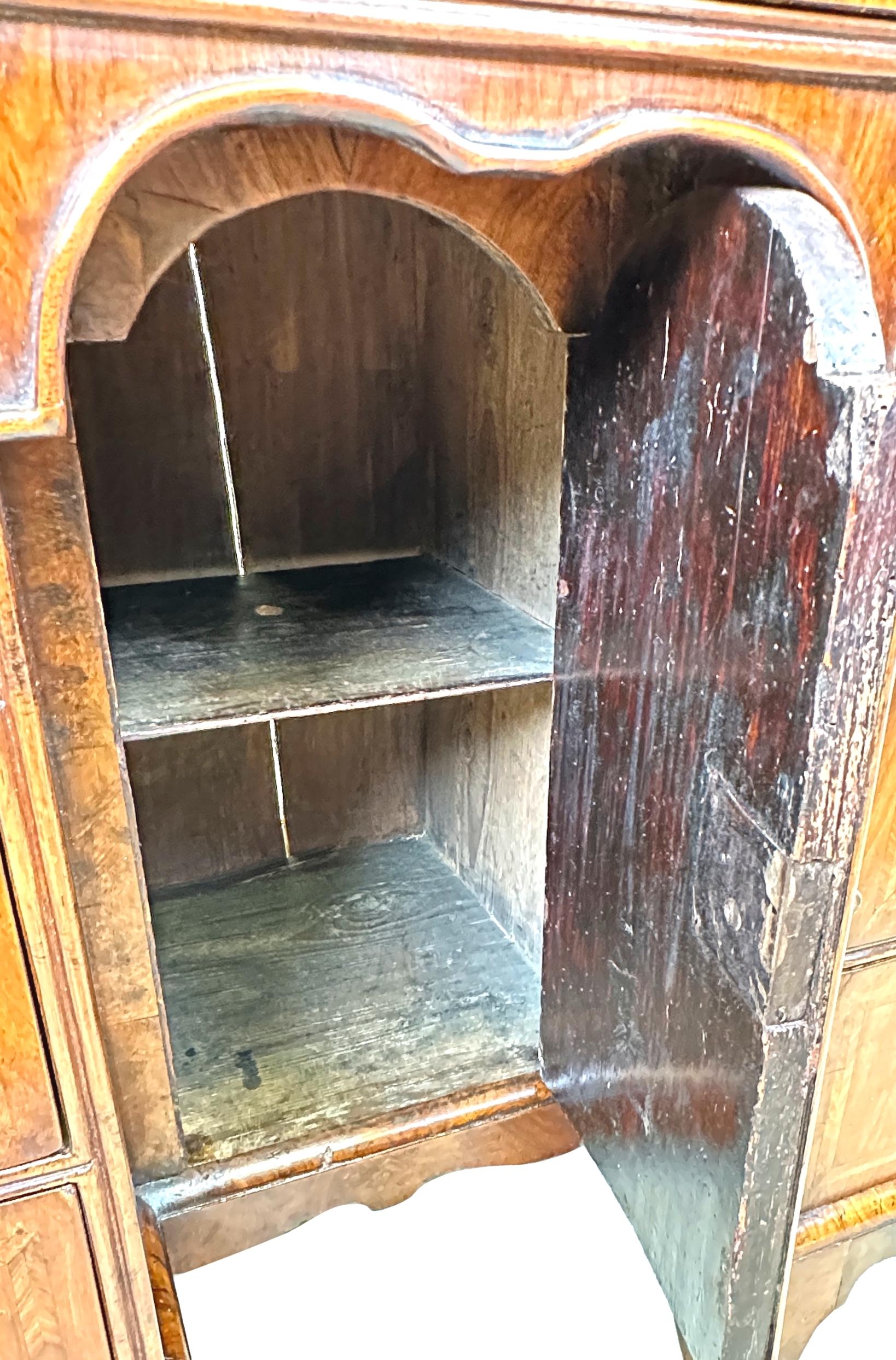 Noce Scrivania a ginocchio in noce del XVIII secolo in vendita