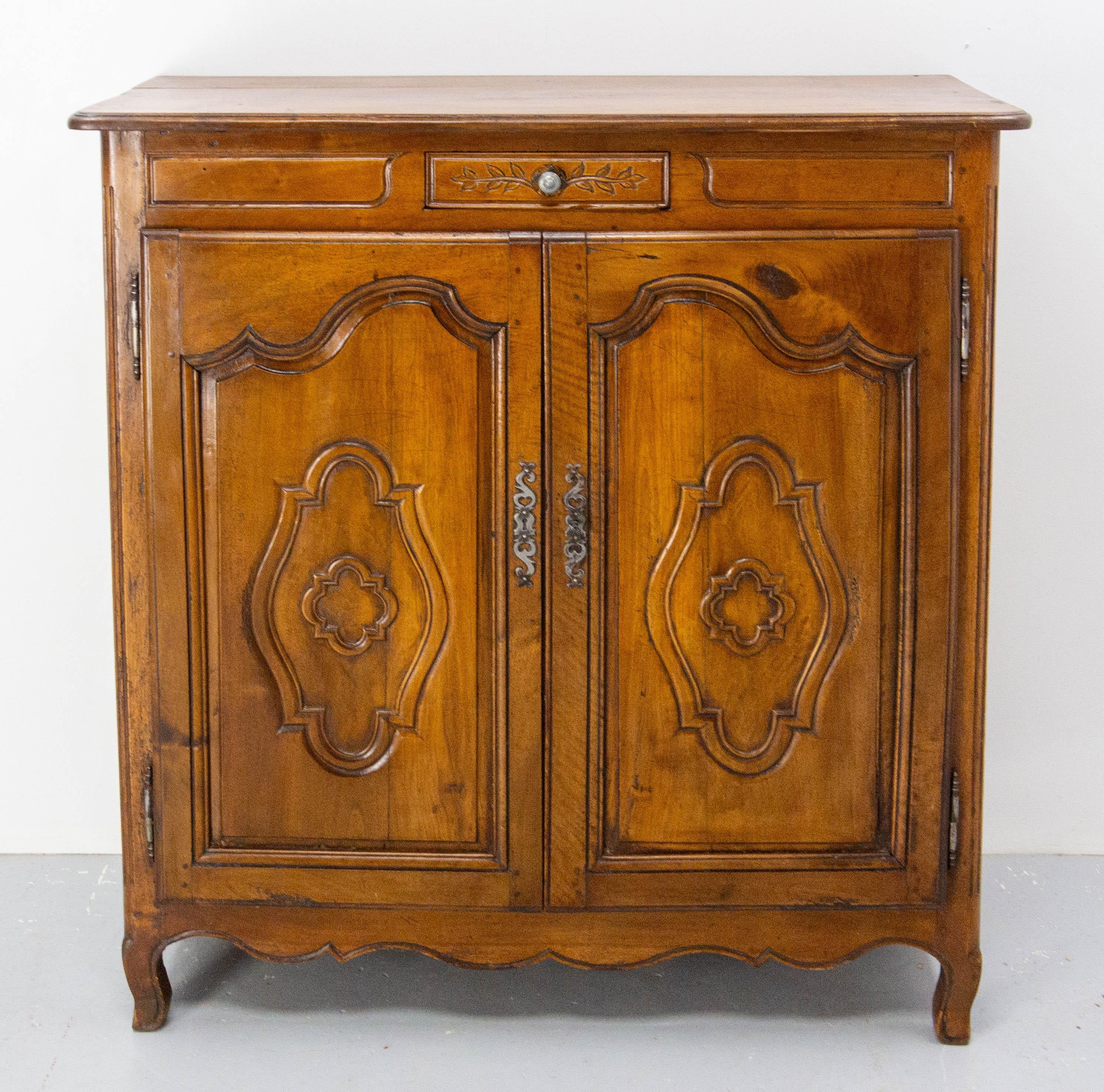 Antique Louis XV buffet cabinet,  made circa 1770
Walnut and brass
Good patina.
Good antique condition

Shipping: 
136 x 159 x 58 cm 81 kg.