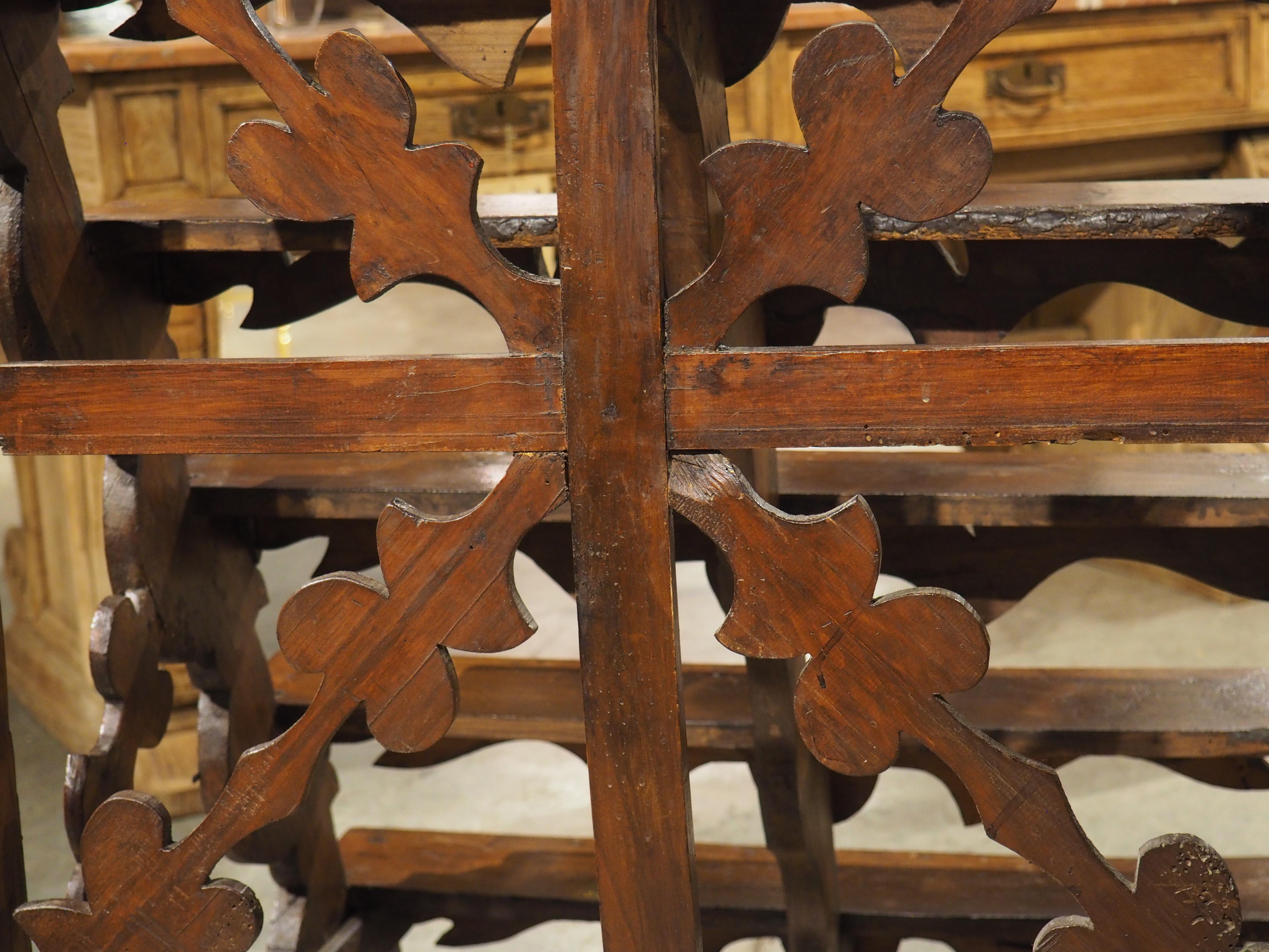 Scala da biblioteca in noce del XVIII secolo proveniente dal Nord Italia in vendita 4