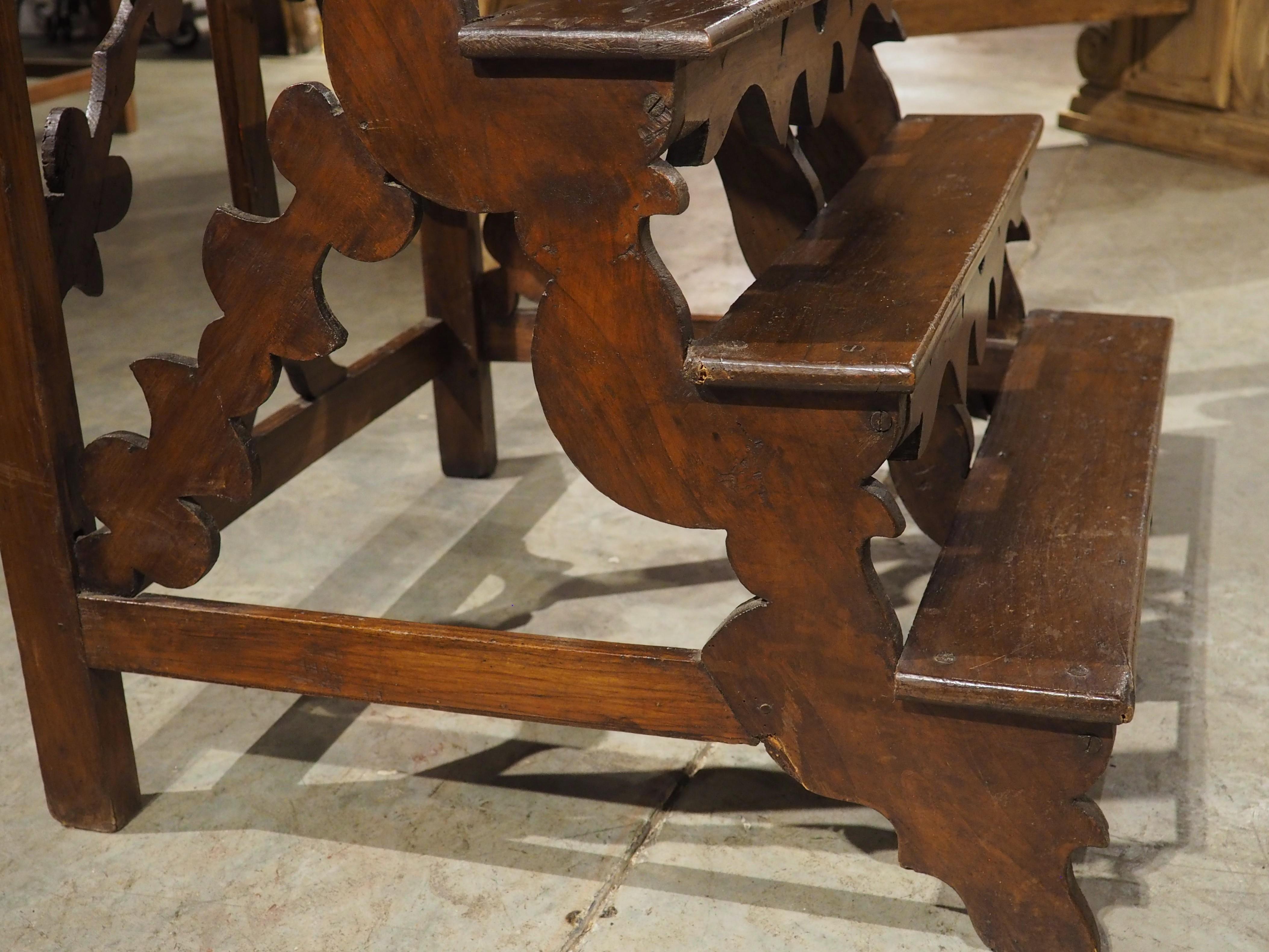 Scala da biblioteca in noce del XVIII secolo proveniente dal Nord Italia in vendita 7