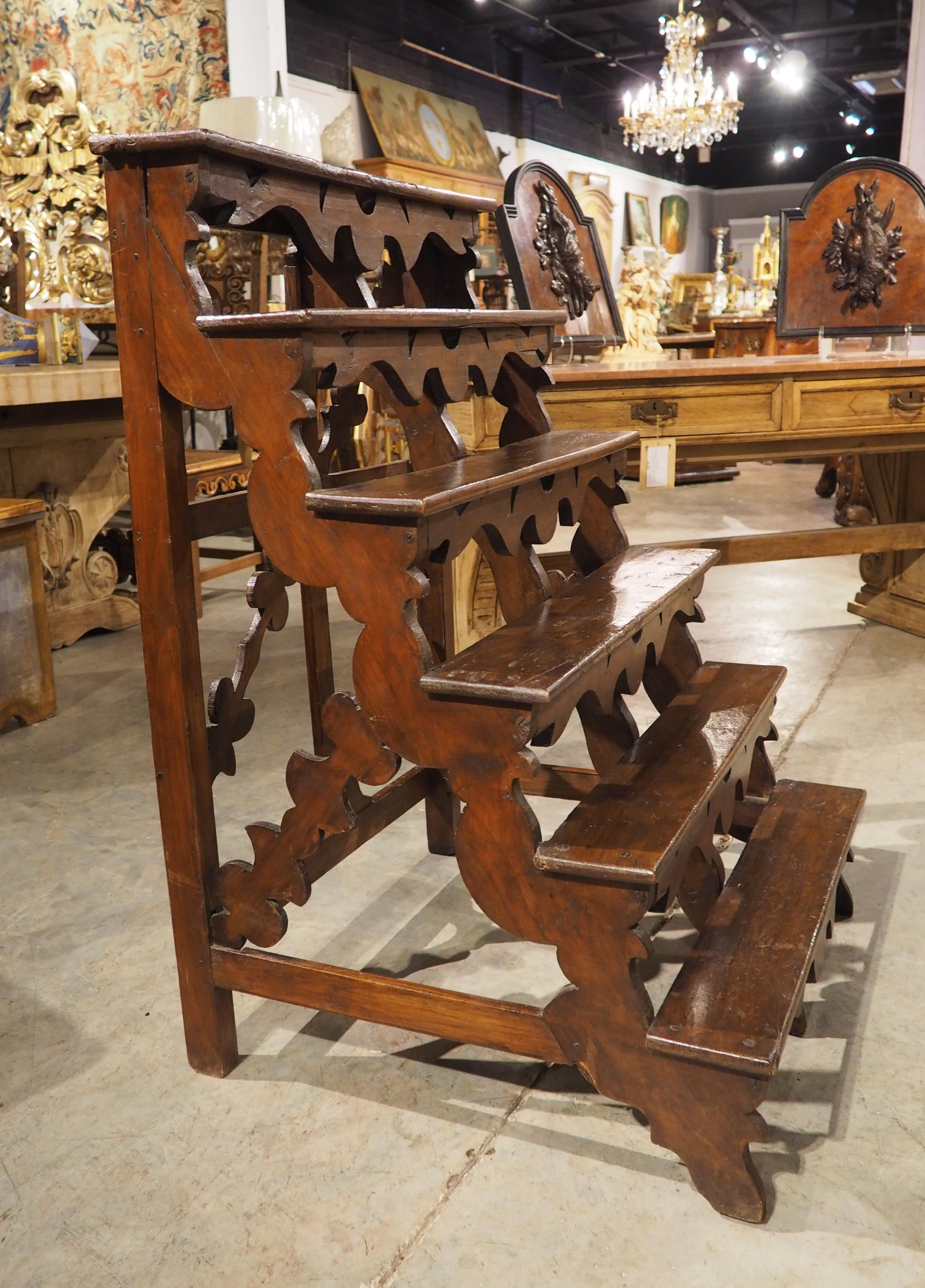 Scala da biblioteca in noce del XVIII secolo proveniente dal Nord Italia in vendita 8