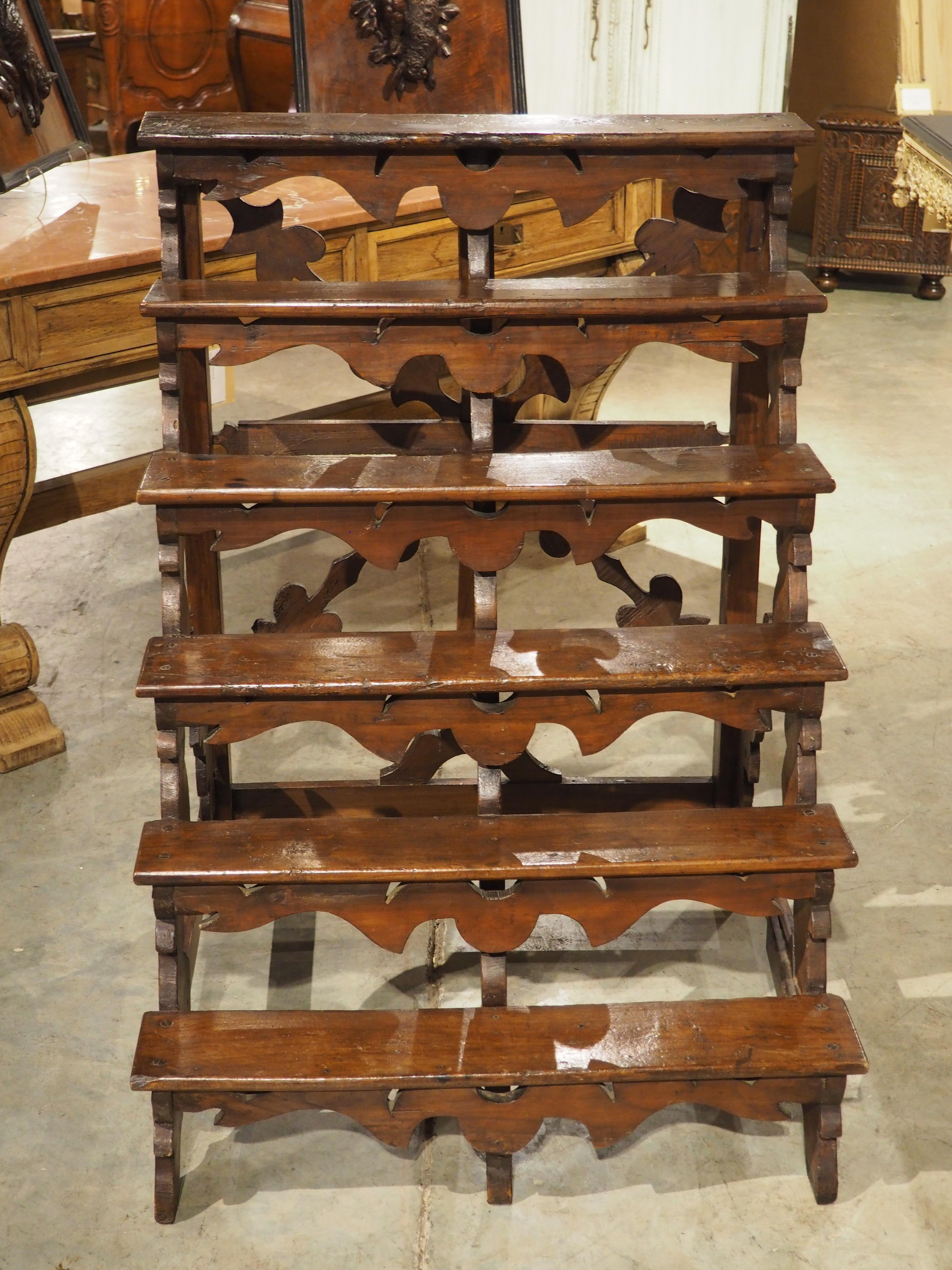 Scala da biblioteca in noce del XVIII secolo proveniente dal Nord Italia in vendita 10