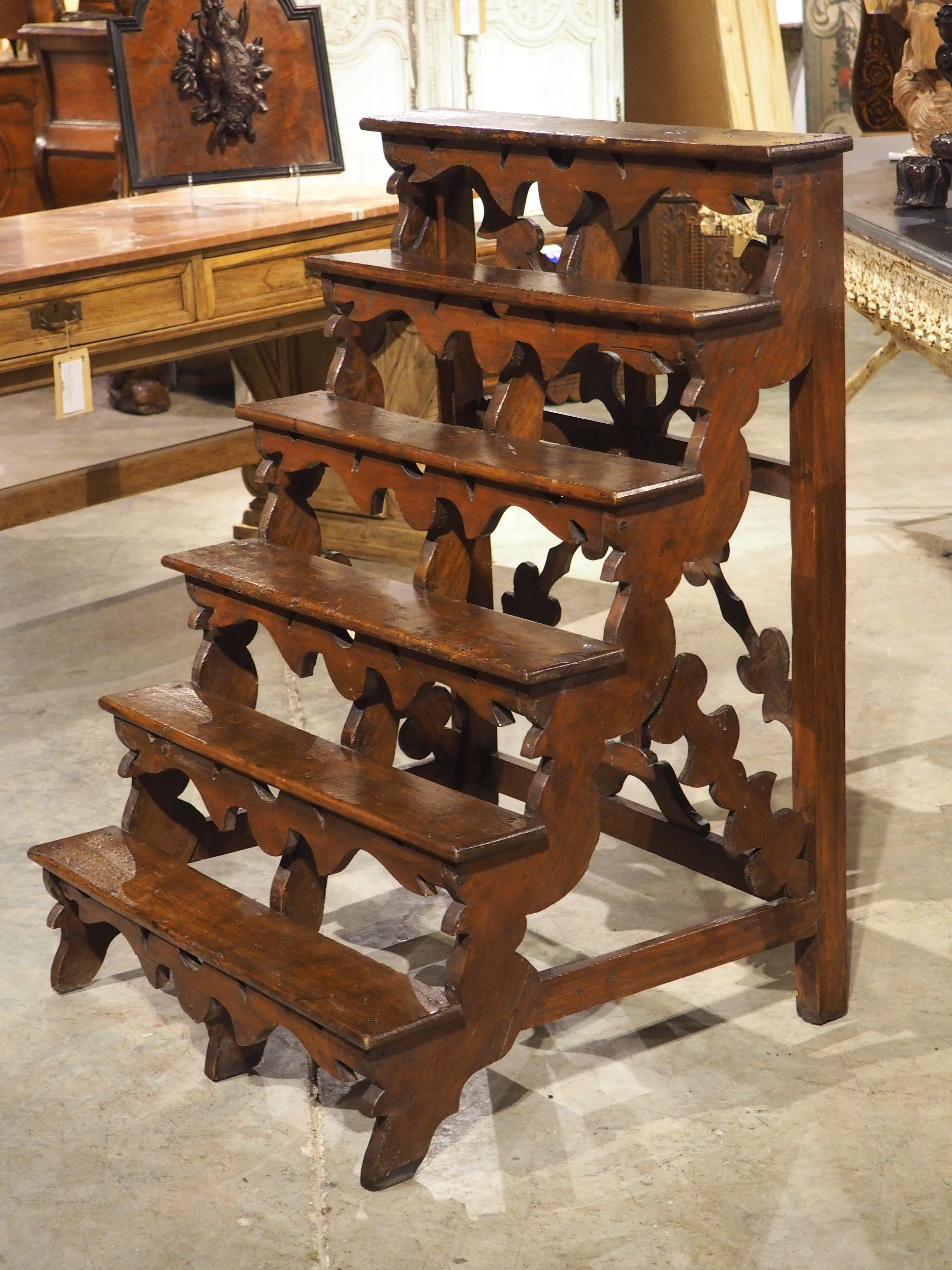 Scala da biblioteca in noce del XVIII secolo proveniente dal Nord Italia in vendita 13