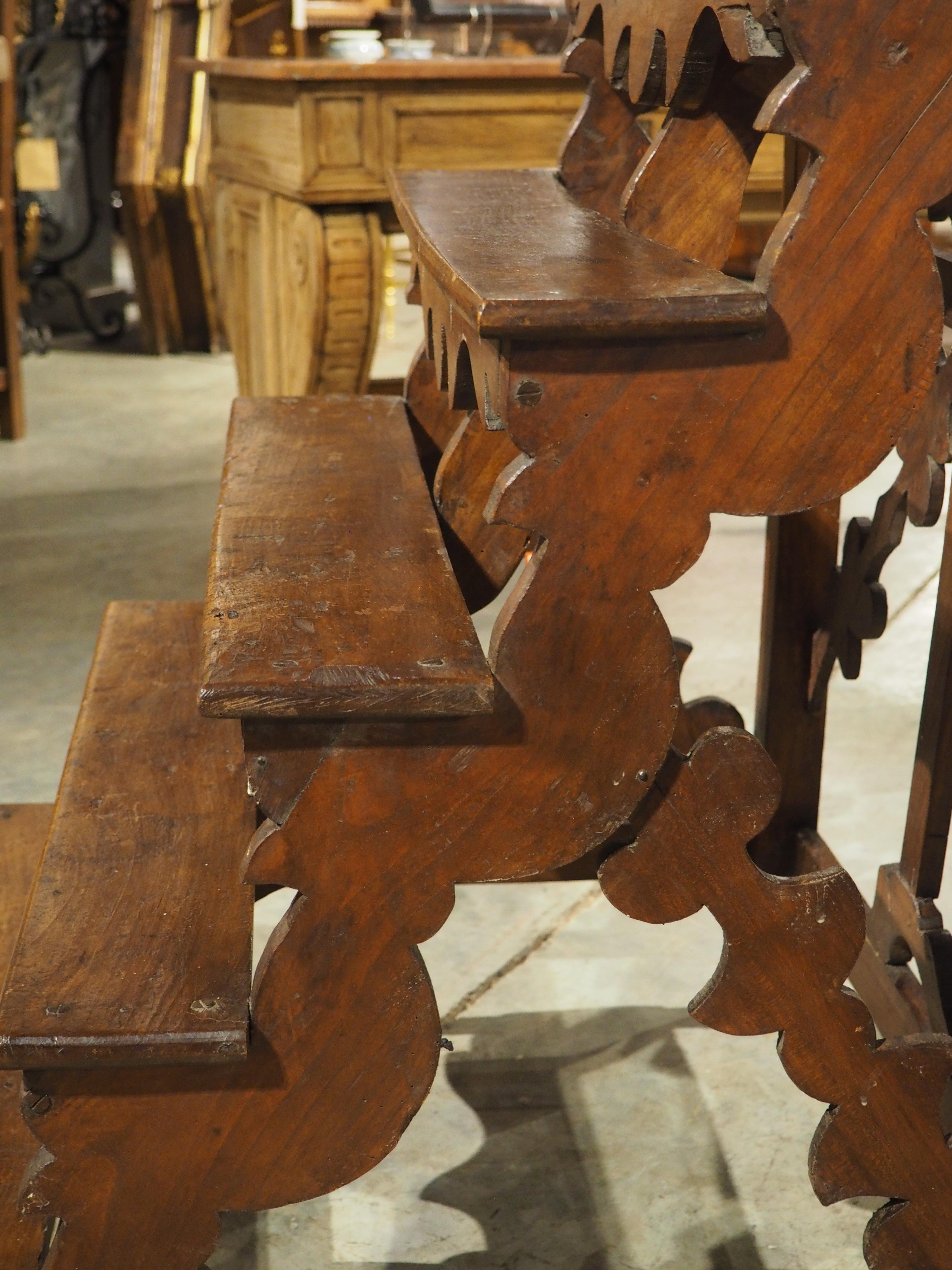 Italiano Scala da biblioteca in noce del XVIII secolo proveniente dal Nord Italia in vendita