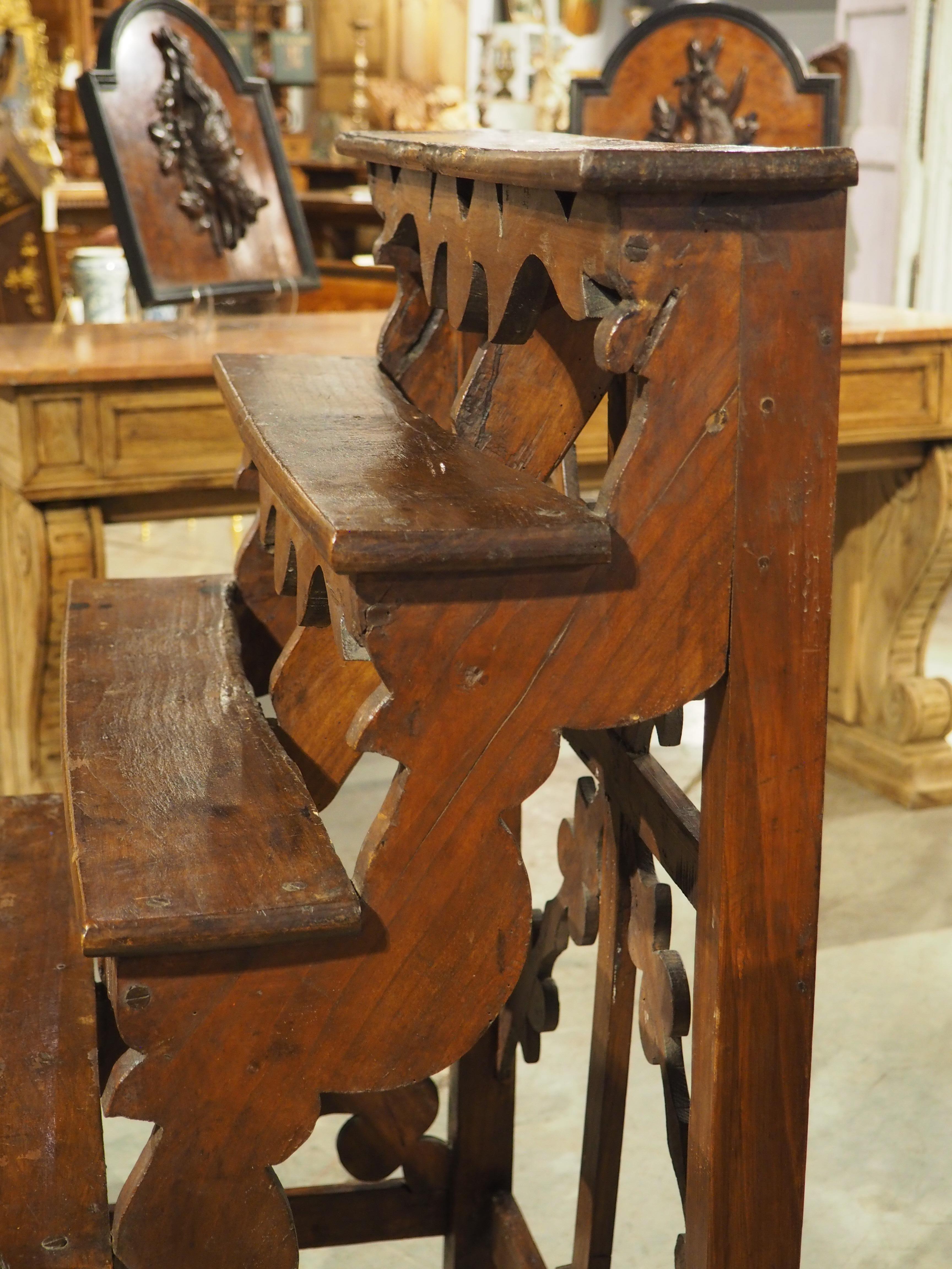 Intagliato a mano Scala da biblioteca in noce del XVIII secolo proveniente dal Nord Italia in vendita