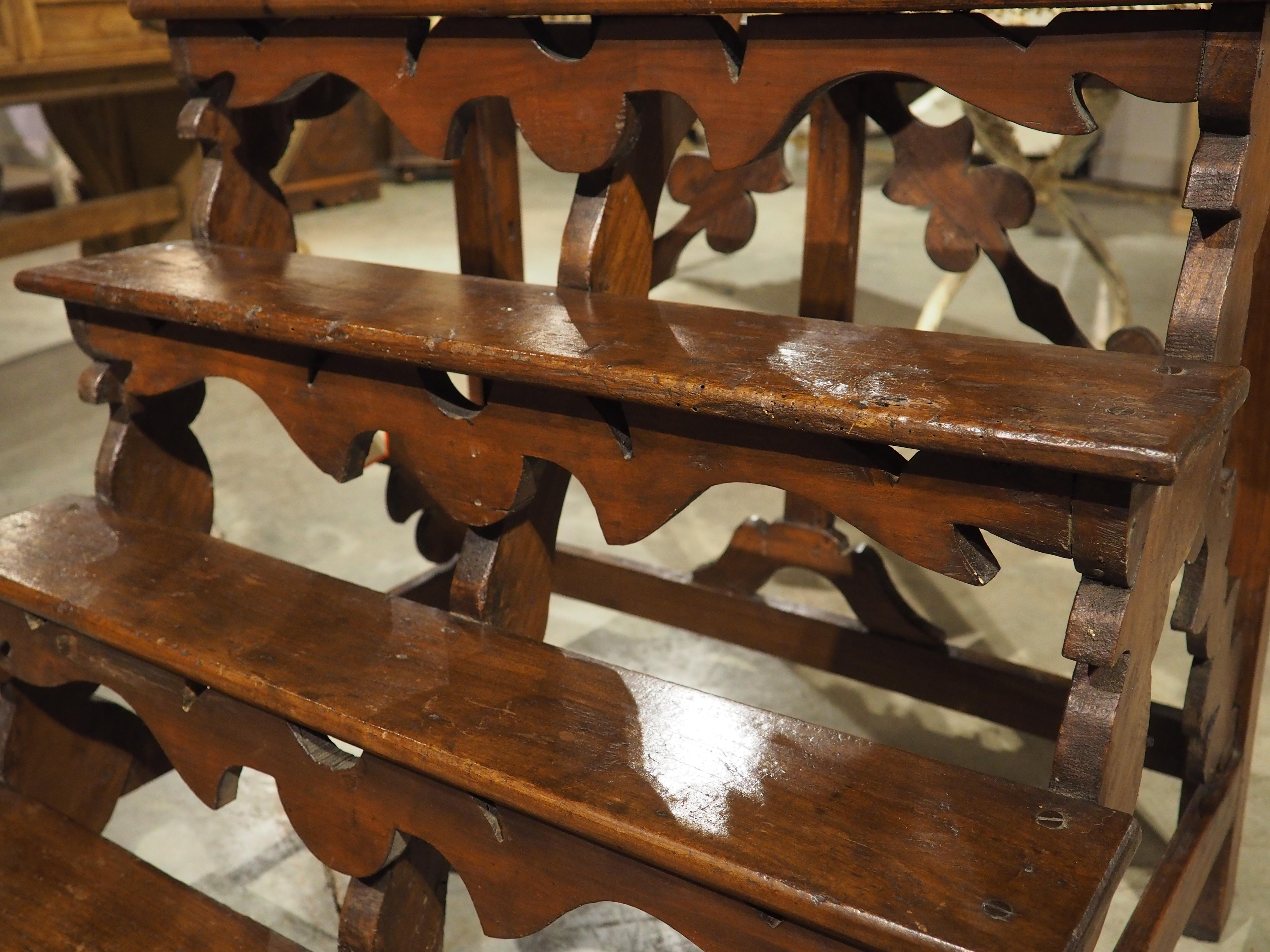 Scala da biblioteca in noce del XVIII secolo proveniente dal Nord Italia In condizioni buone in vendita a Dallas, TX