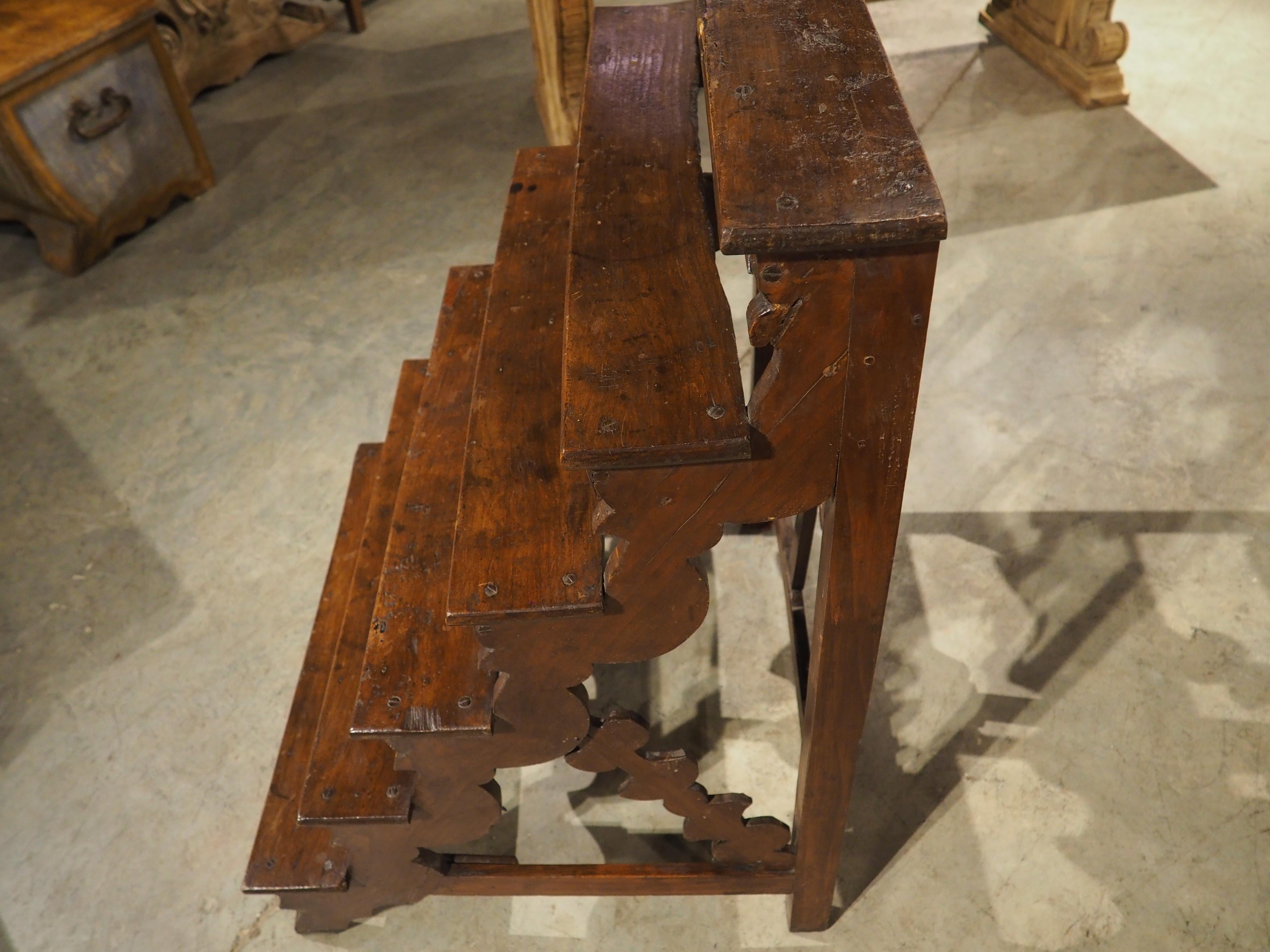 Scala da biblioteca in noce del XVIII secolo proveniente dal Nord Italia in vendita 1