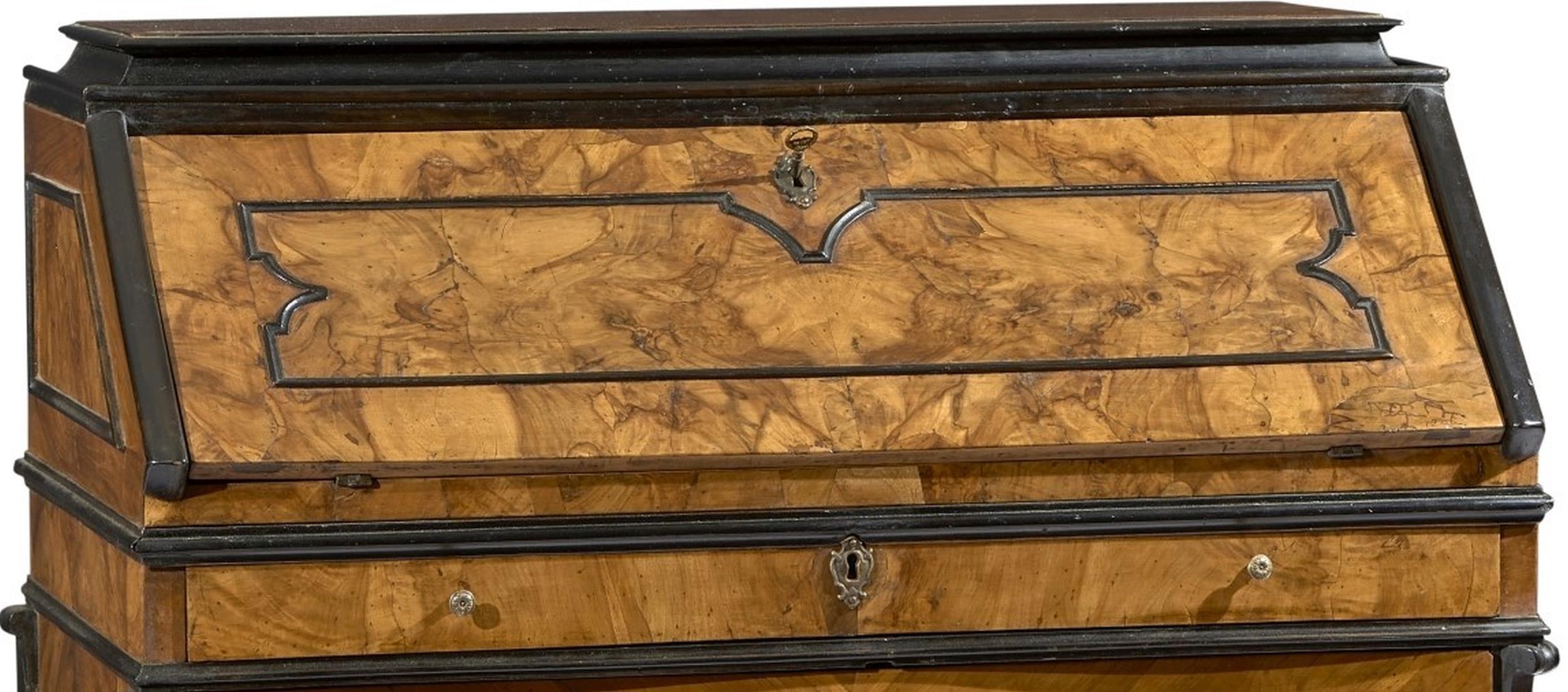This bureau, centrally moved, Lombard from the mid-1700s, measures 110 meters x 100 width x 50 depth, is built with walnut, walnut root and ebonized frames in different shapes (different sides from the center and the top) with six drawers inside
