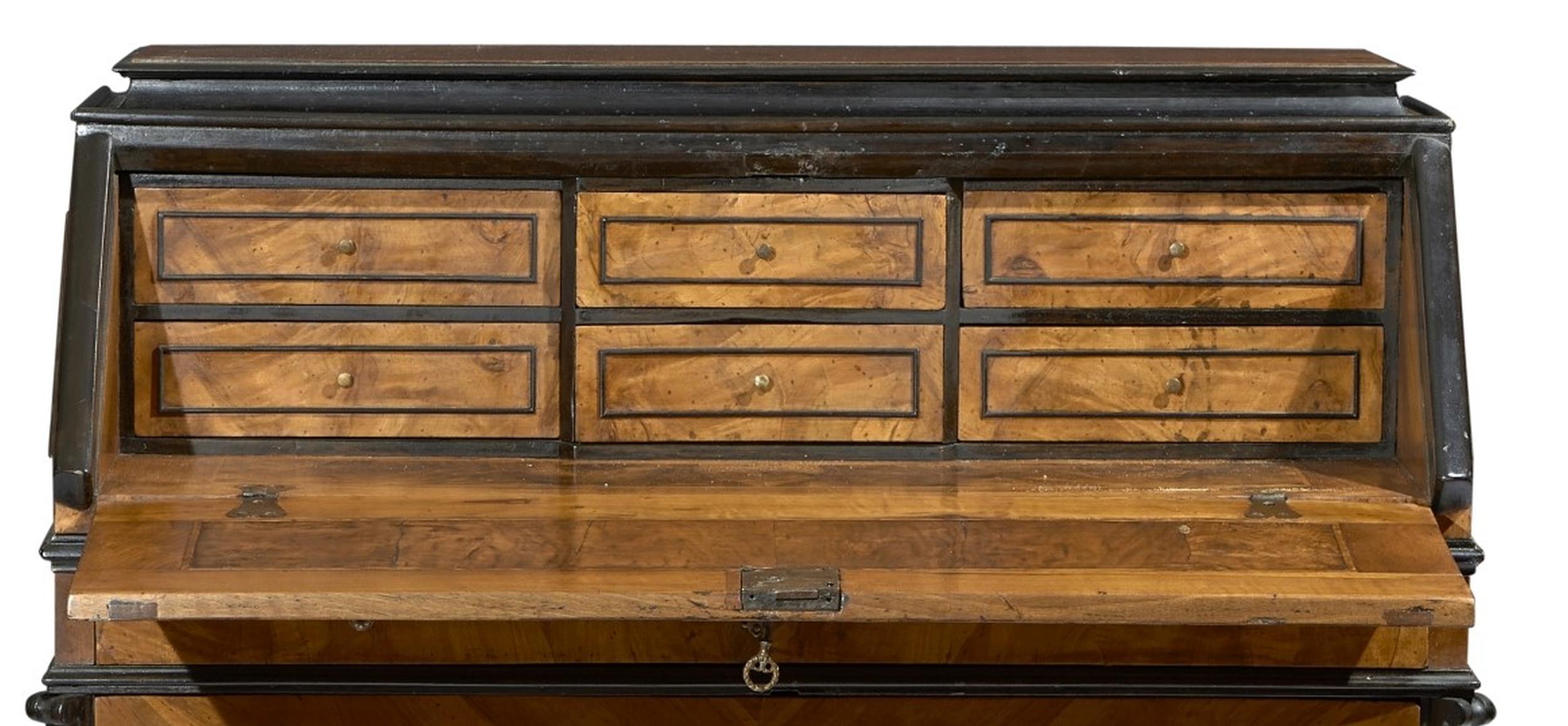 18th Century Walnut Louis XV Italian Bureau For Sale 1
