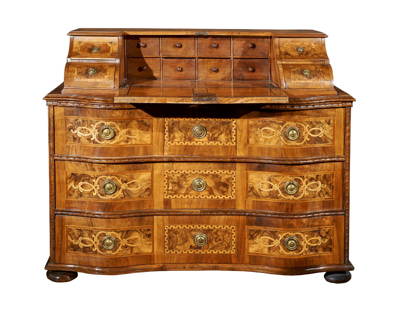 Bureau moved centrally and in the upper Louis XV inlaid in various woods measuring 115 x 125 x 60 cm.
Noble bureau of fine workmanship entirely inlaid with elegant geometric and floral motifs on the entire surface, in walnut, thuja, maple, cherry