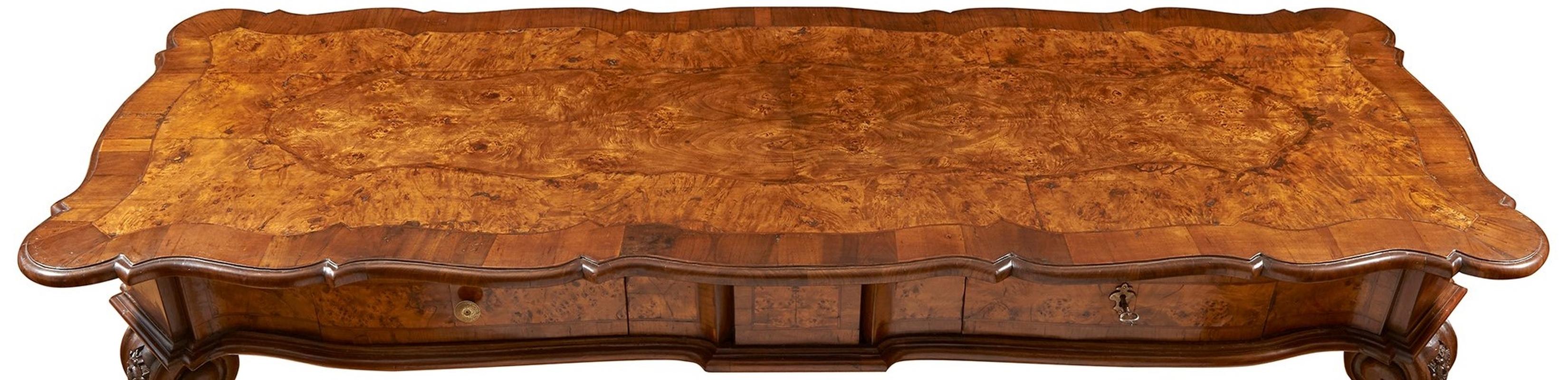 18th Century Walnut Louis XV Venetian Dining Table In Excellent Condition In Sanremo, IT