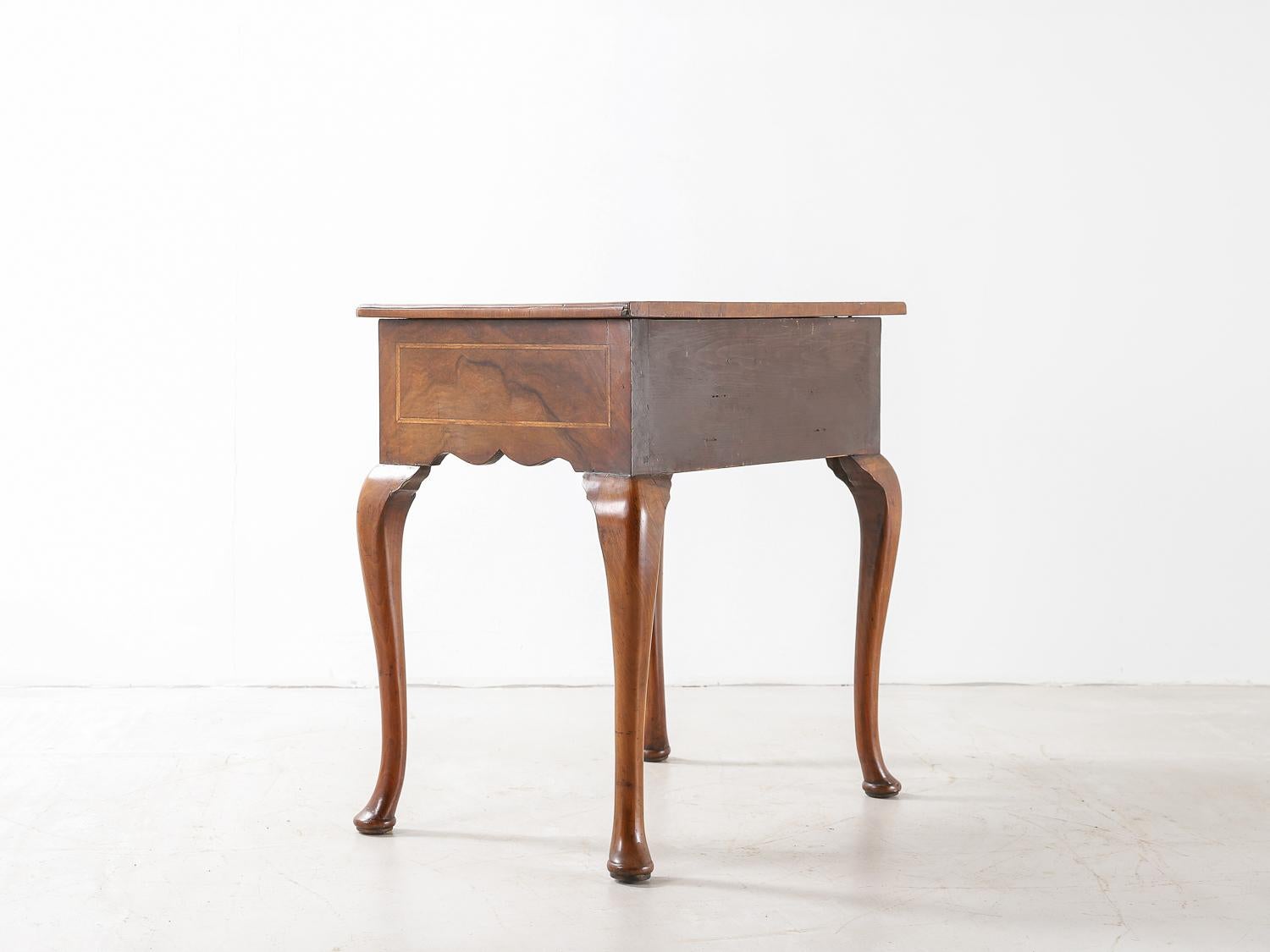 Anglais Lowboy en noyer du 18ème siècle en vente