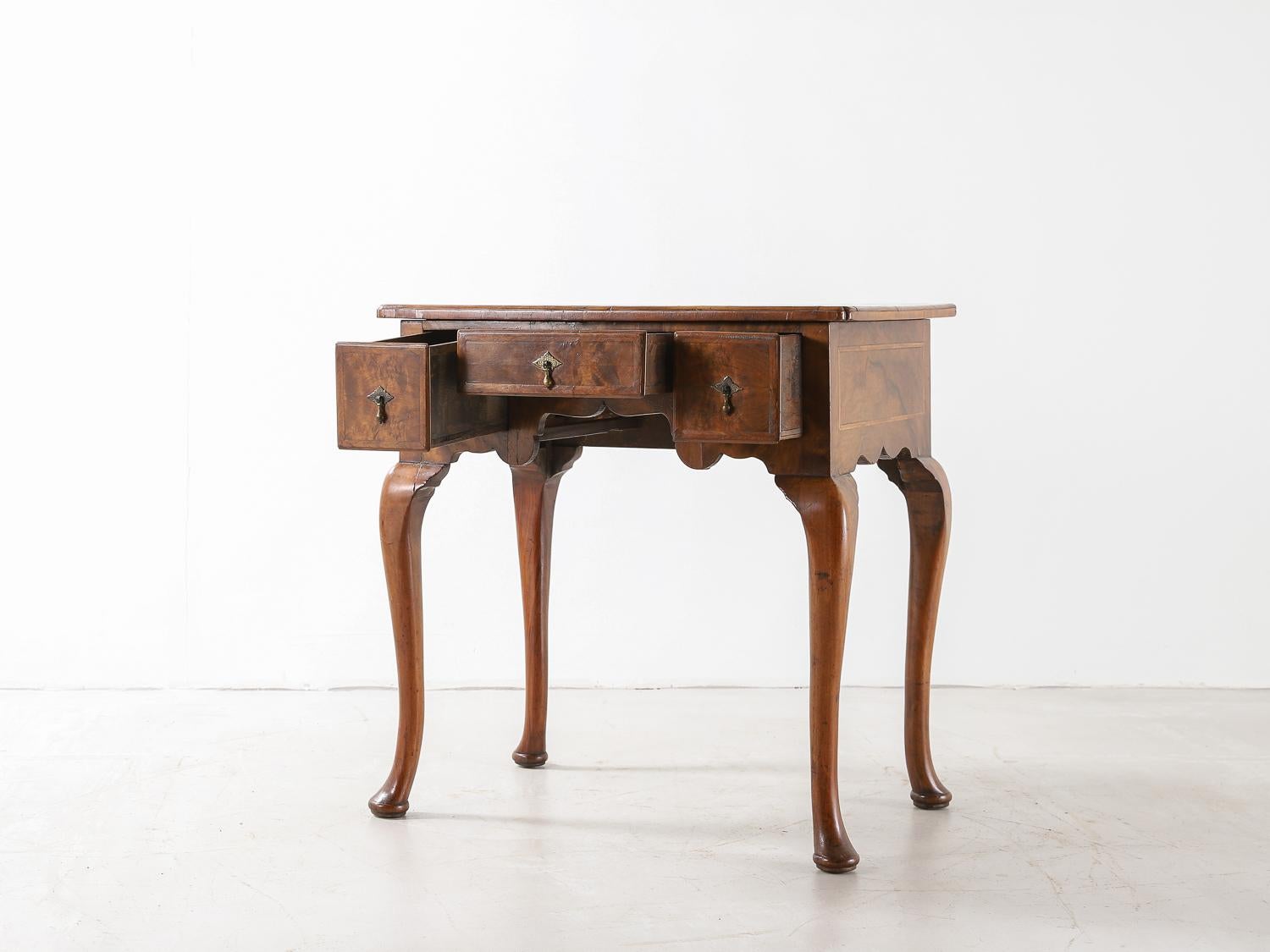 18th Century Walnut Lowboy In Good Condition For Sale In London, Charterhouse Square