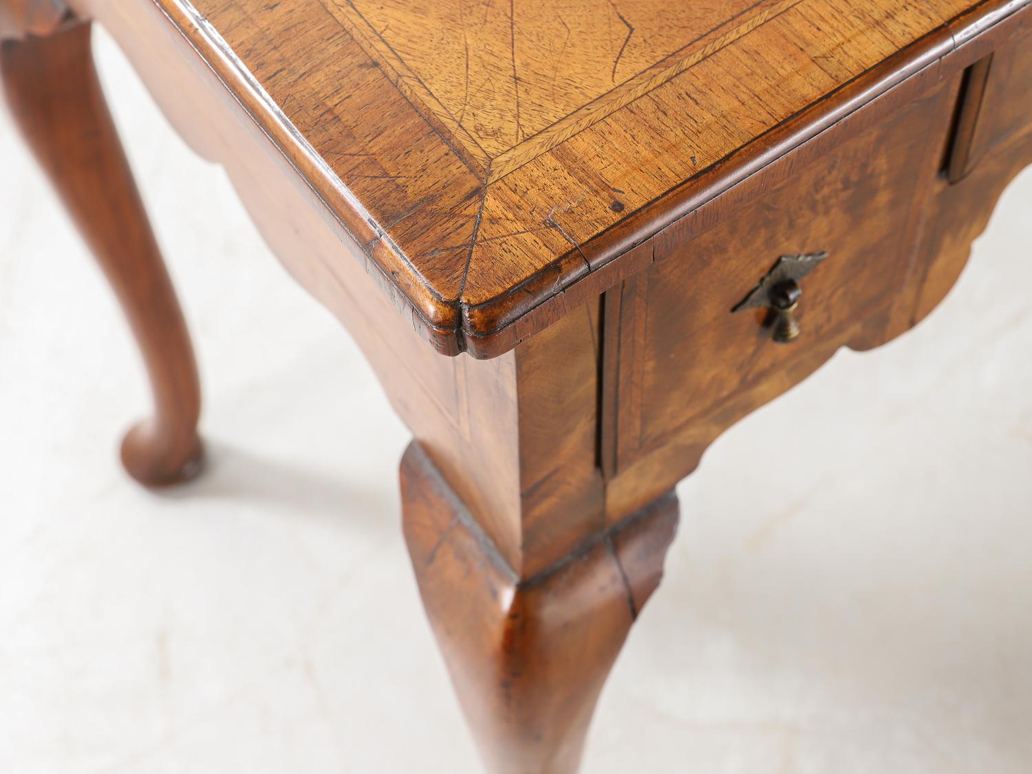 XVIIIe siècle et antérieur Lowboy en noyer du 18ème siècle en vente