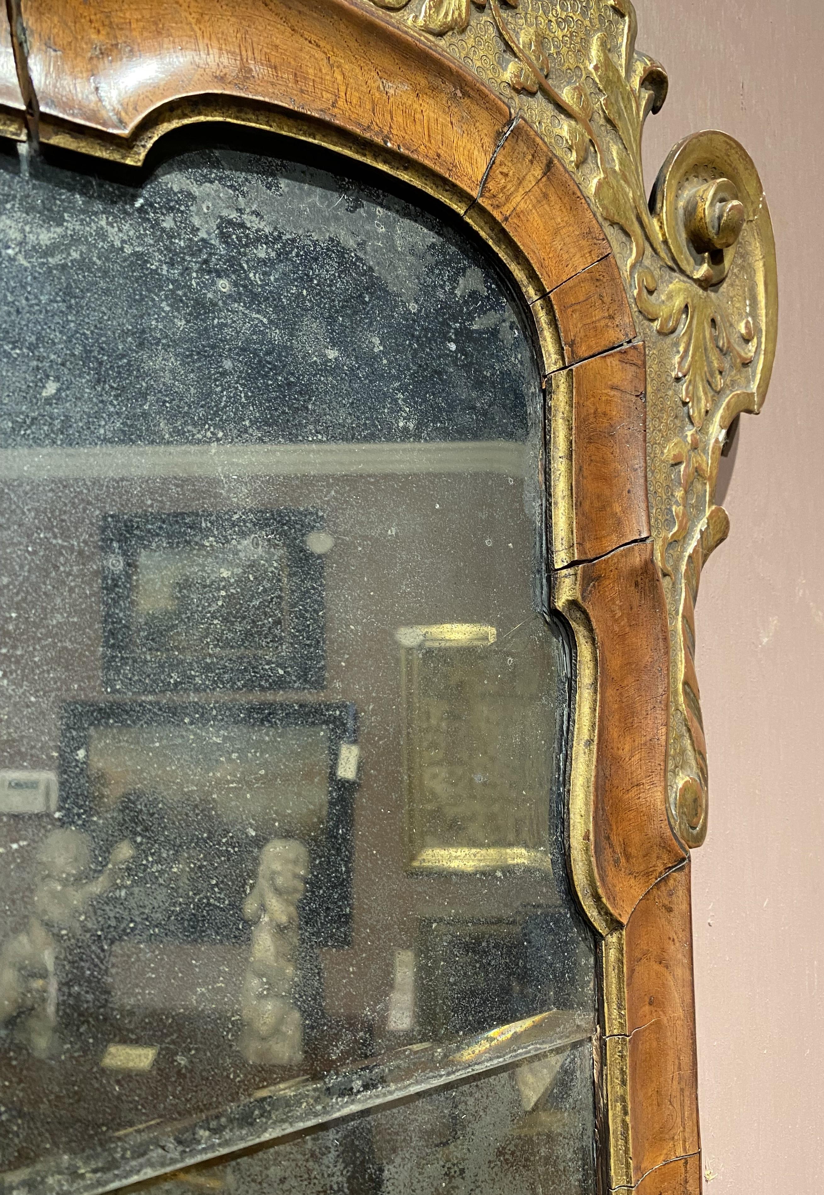 18. Jahrhundert Nussbaum- und Mahagoni-Spiegel mit geschnitzter Prince of Wales-Feder (18. Jahrhundert und früher) im Angebot