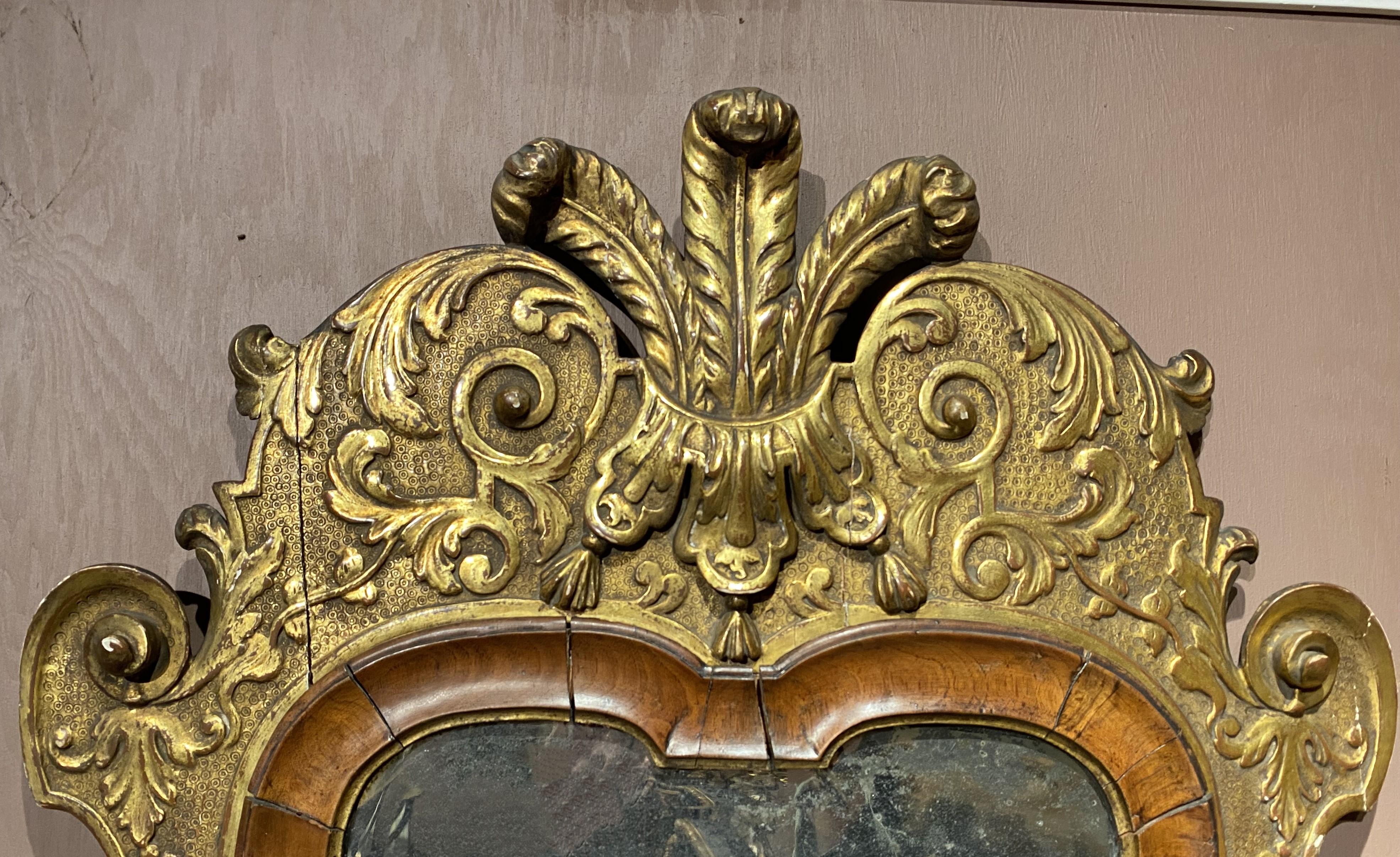 18. Jahrhundert Nussbaum- und Mahagoni-Spiegel mit geschnitzter Prince of Wales-Feder im Angebot 1