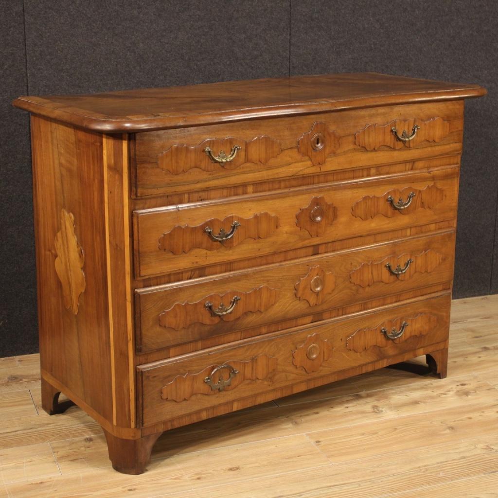 Antique Piedmontese chest of drawers from the 18th century. Furniture carved with embossed motifs on the front and sides (see photo) in walnut, maple and fruitwood. Commode with four drawers and wooden top in character of good measure and service.