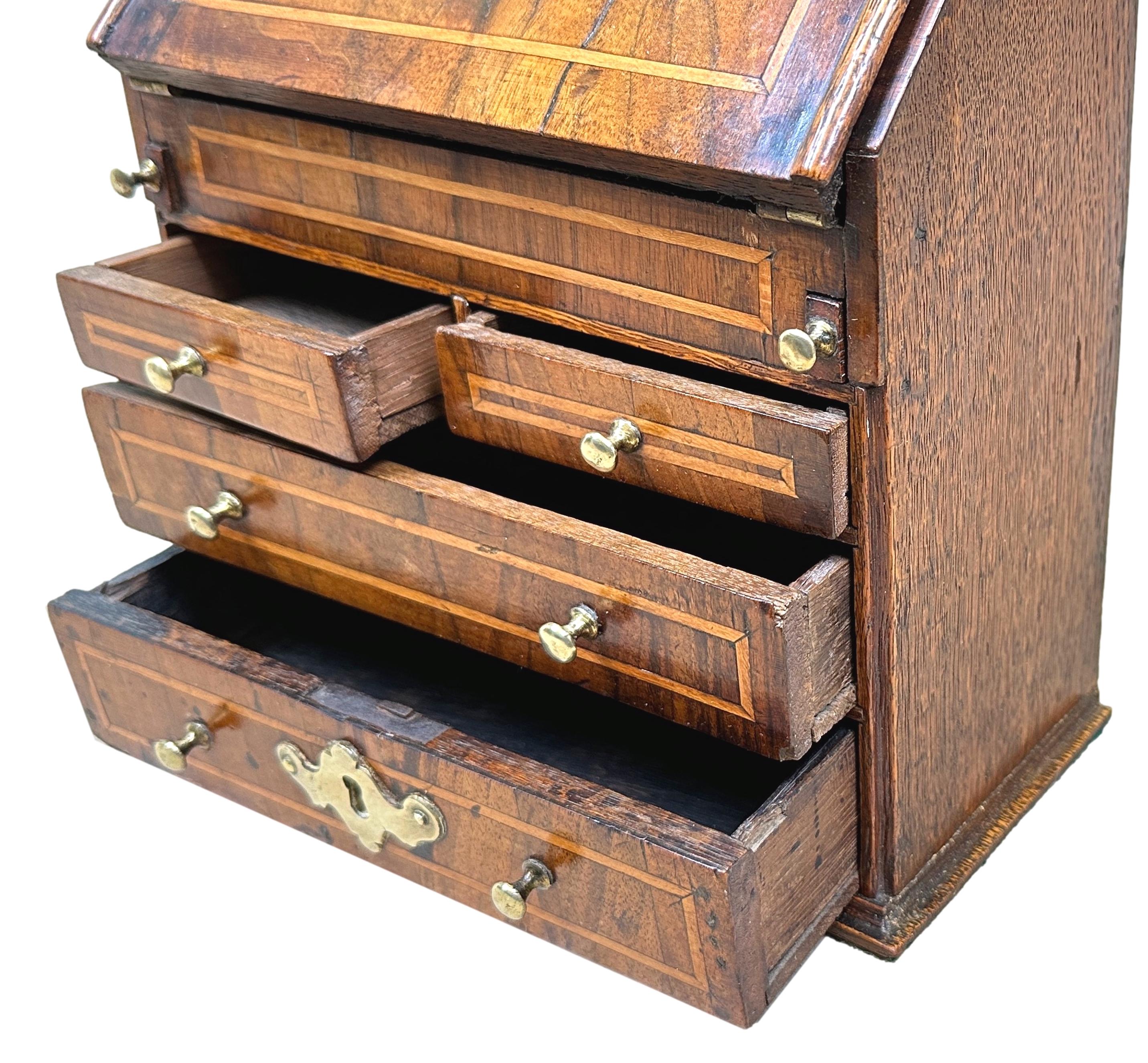 Miniatur-Bureau aus Nussbaumholz aus dem 18. (George II.) im Angebot