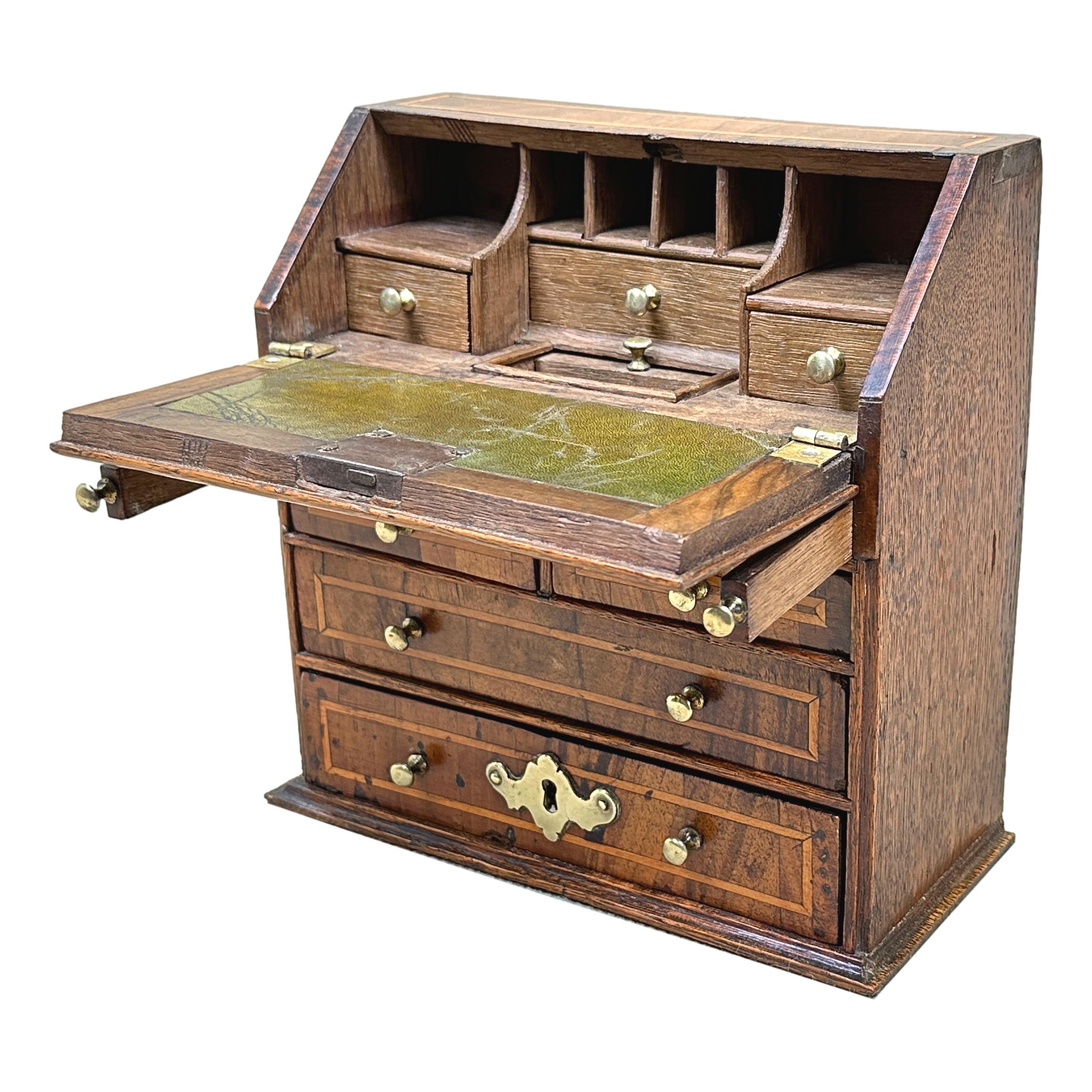 Noyer Bureau miniature en noyer du 18ème siècle en vente