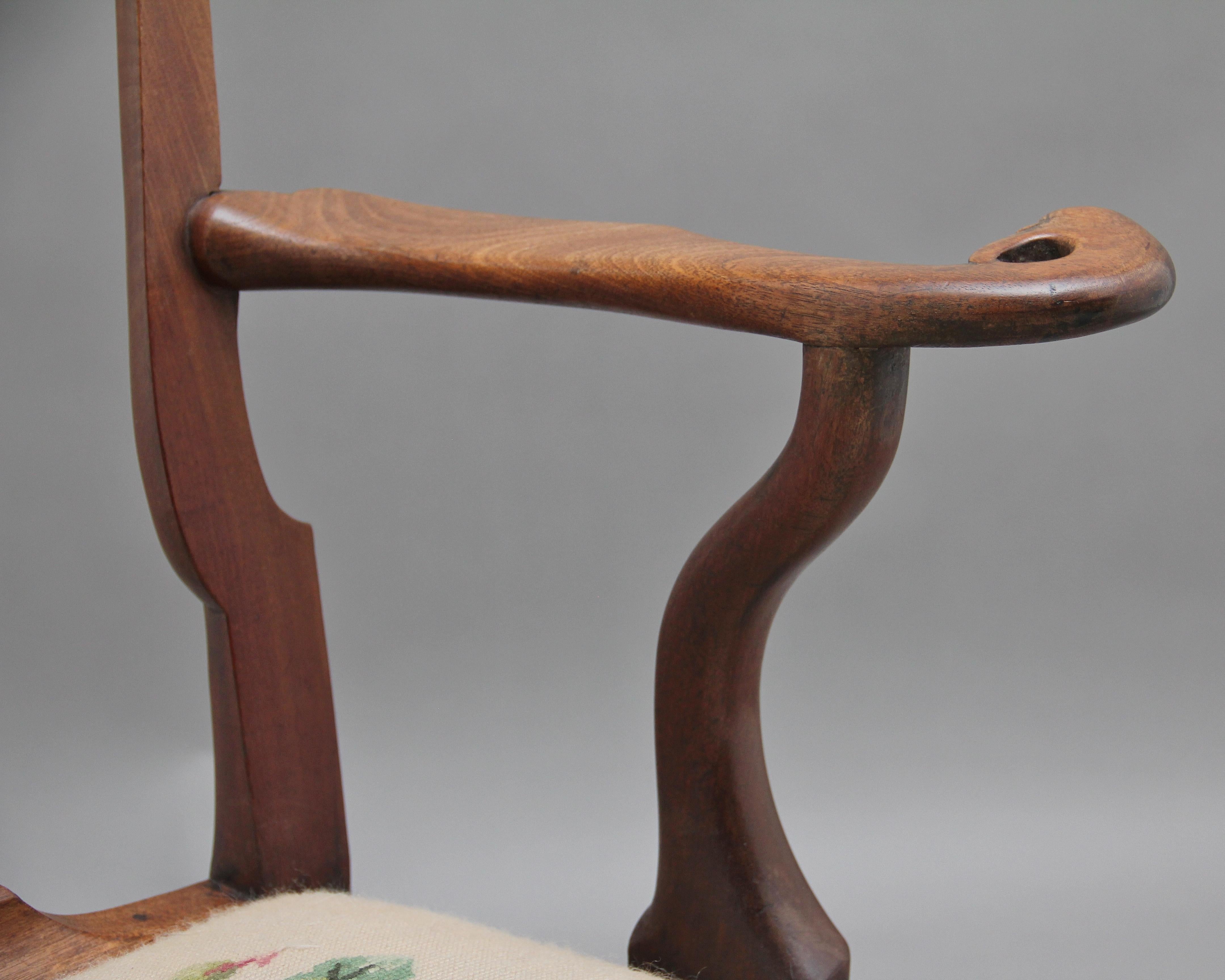 Fauteuil ouvert en noyer du XVIIIe siècle en vente 3