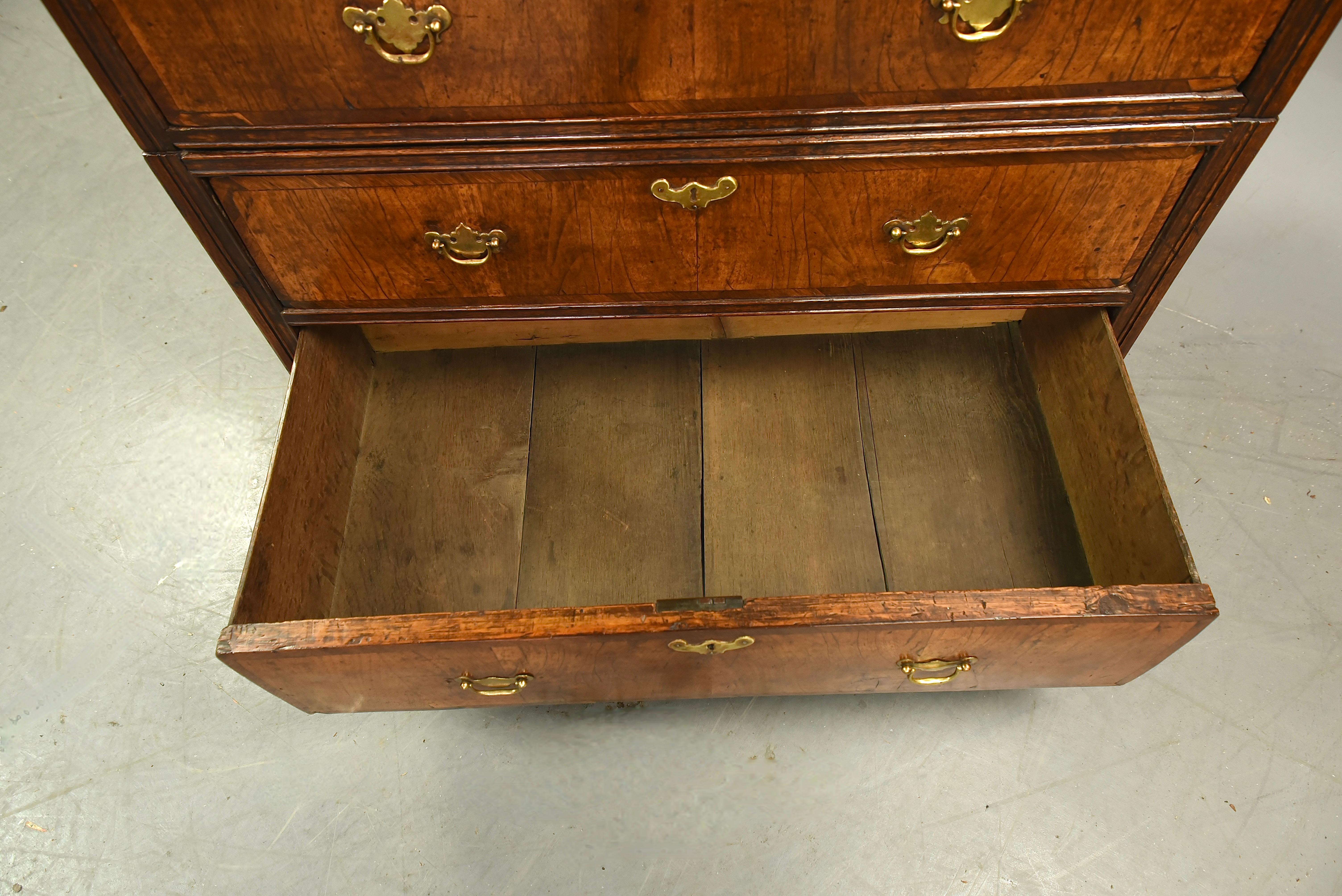 18th century walnut Queen Anne chest of drawers  4