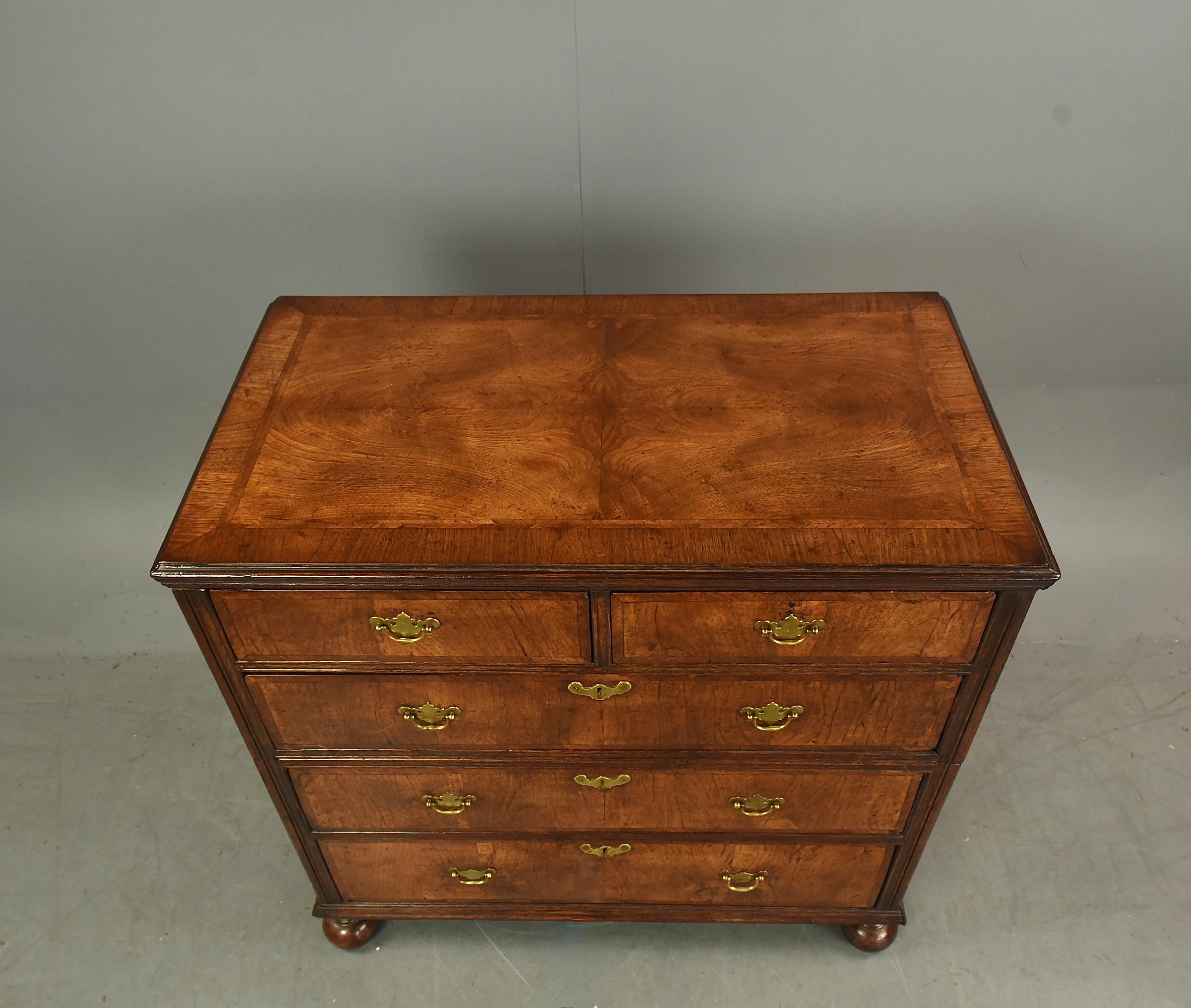 Early 18th Century 18th century walnut Queen Anne chest of drawers 