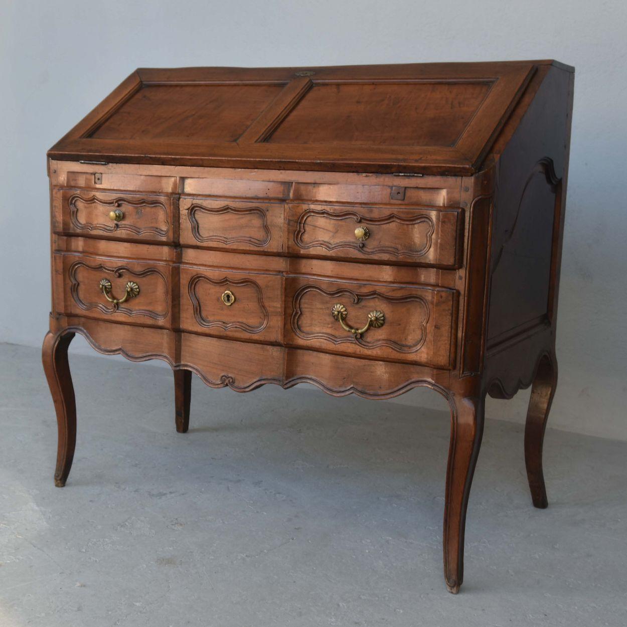 Secretary scriban walnut 18th century Provençal work in used condition.