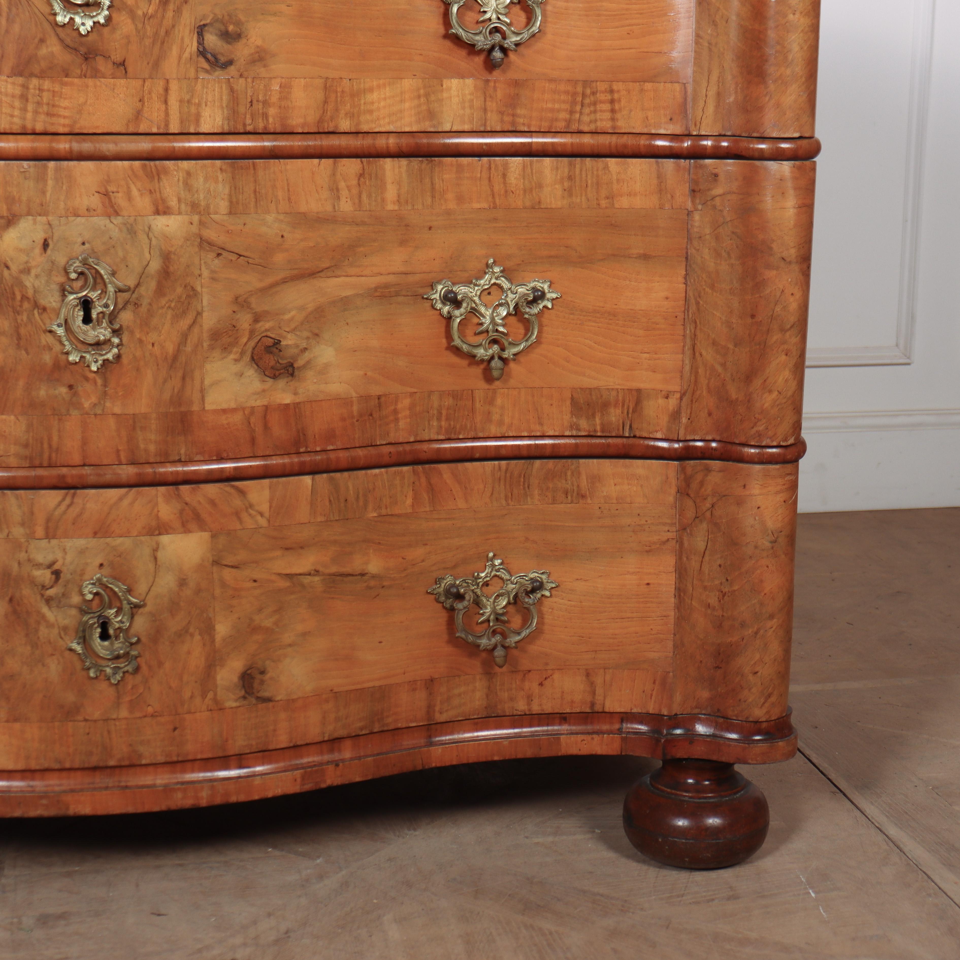 18th Century Walnut Serpentine Commode In Good Condition For Sale In Leamington Spa, Warwickshire