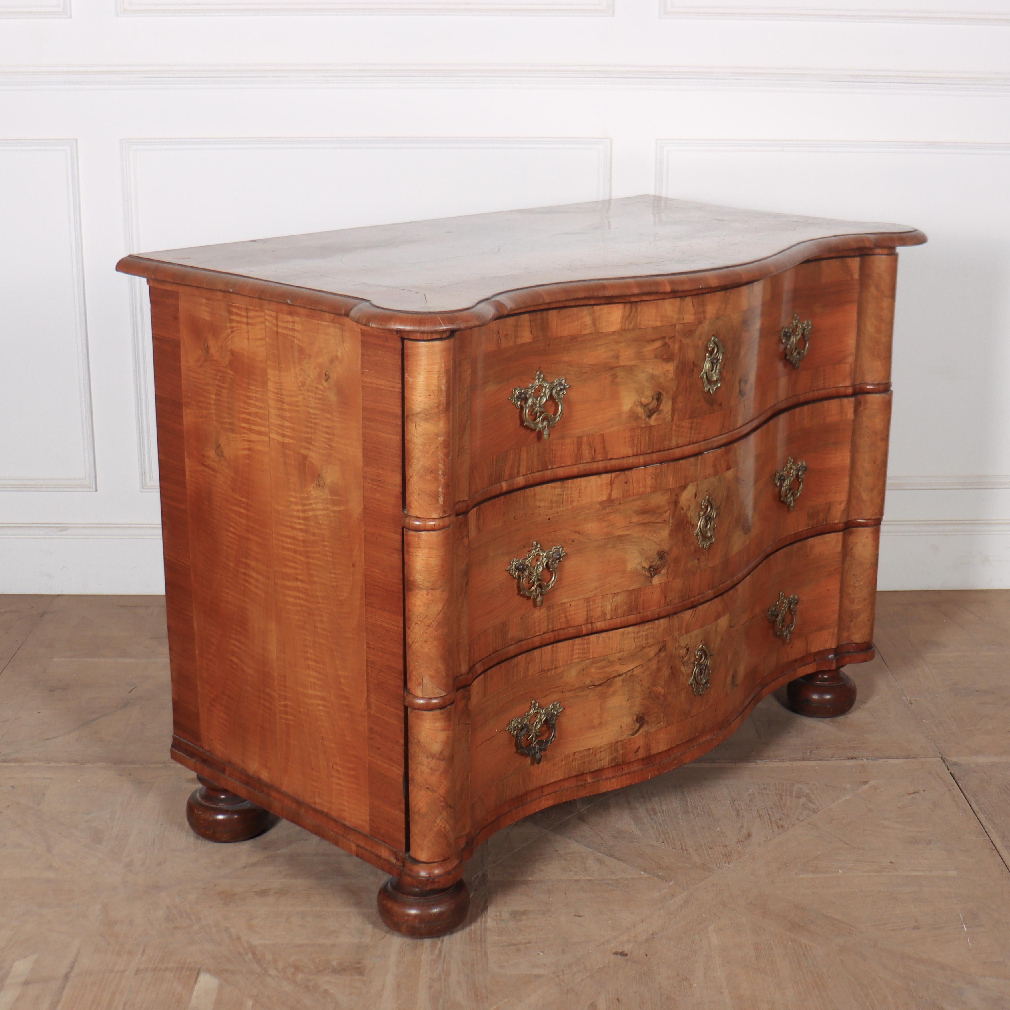 18th Century Walnut Serpentine Commode For Sale 1