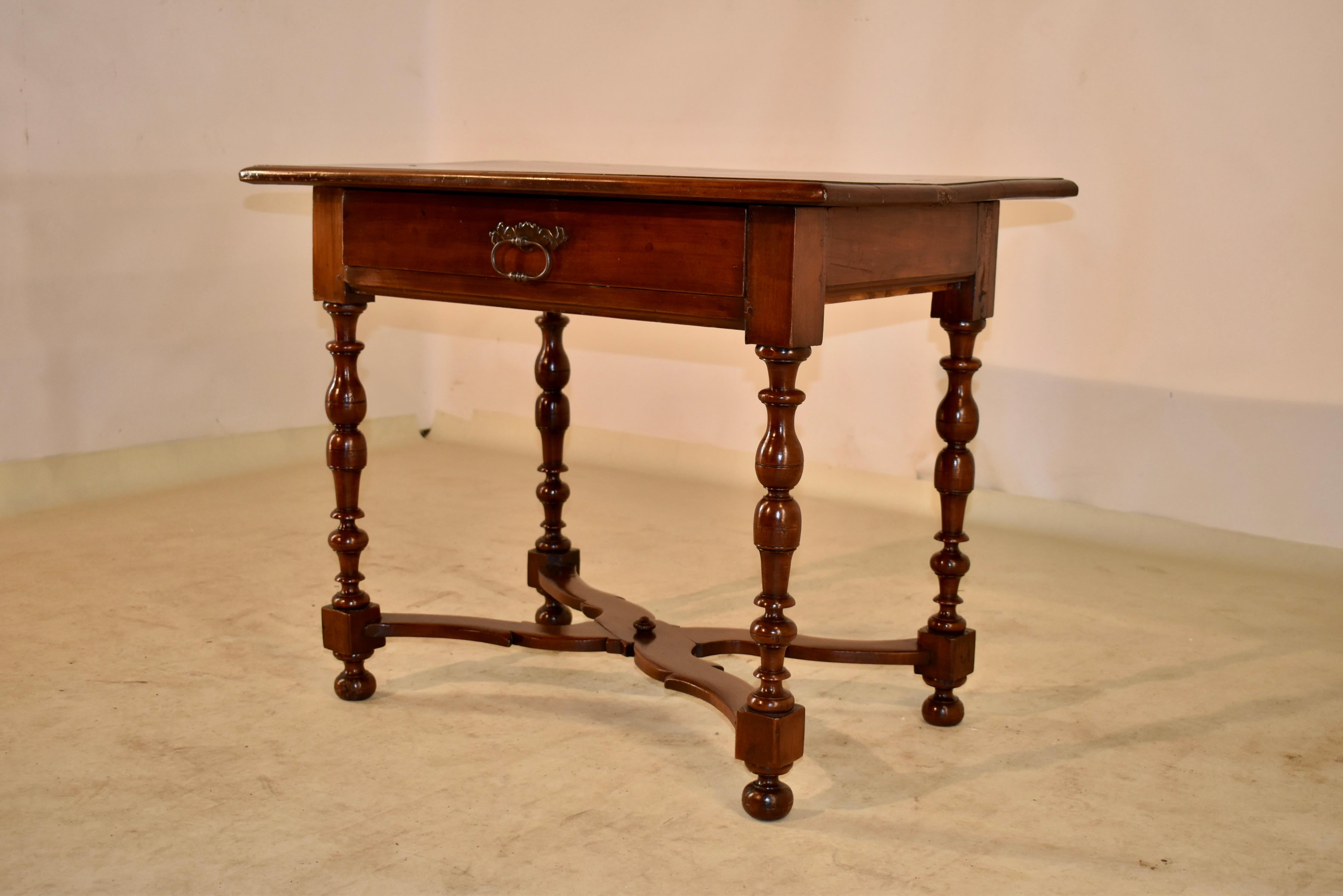 Noyer Table d'appoint en noyer du XVIIIe siècle en vente