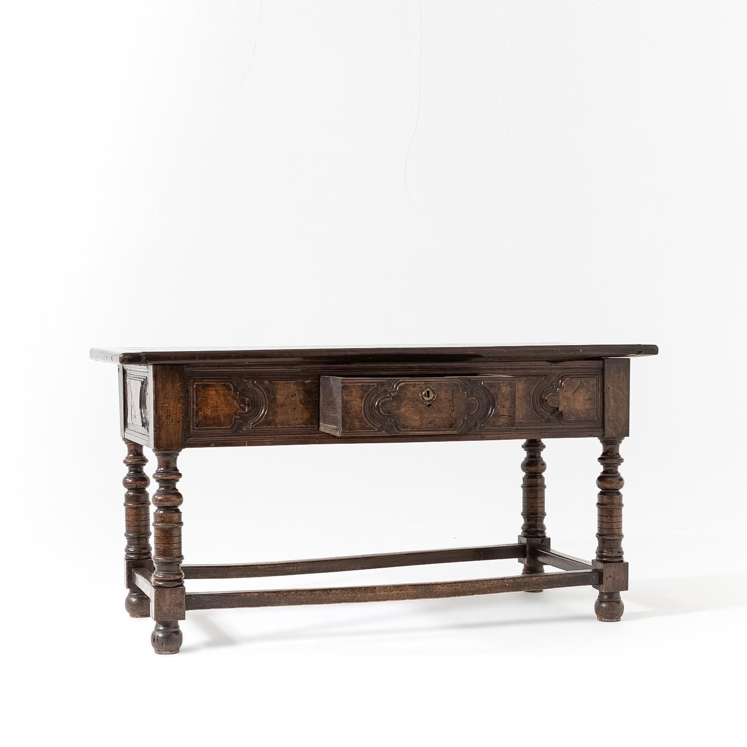 18th Century Walnut Spanish Serving Table In Good Condition For Sale In York, GB