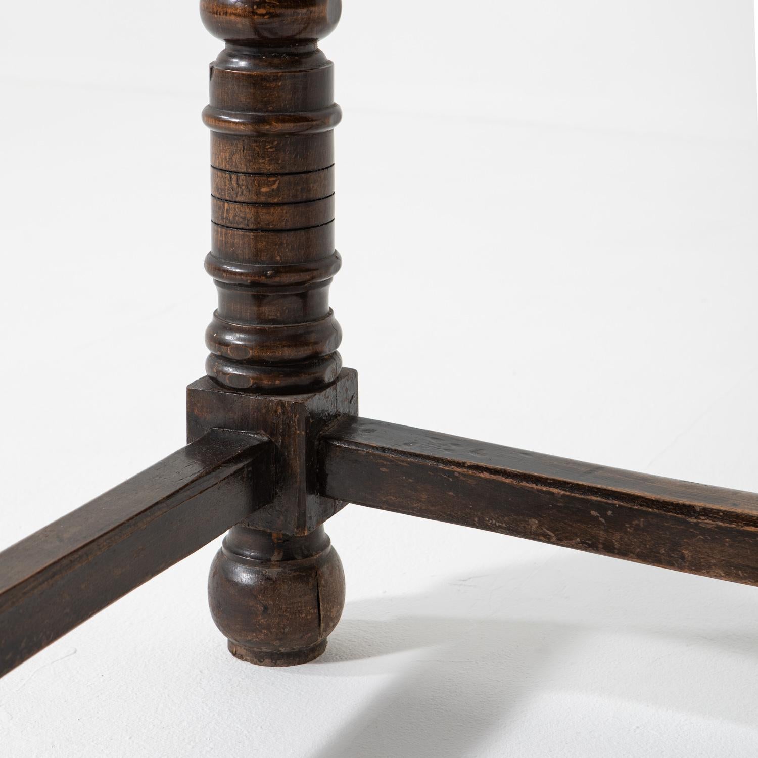 18th Century Walnut Spanish Serving Table For Sale 3