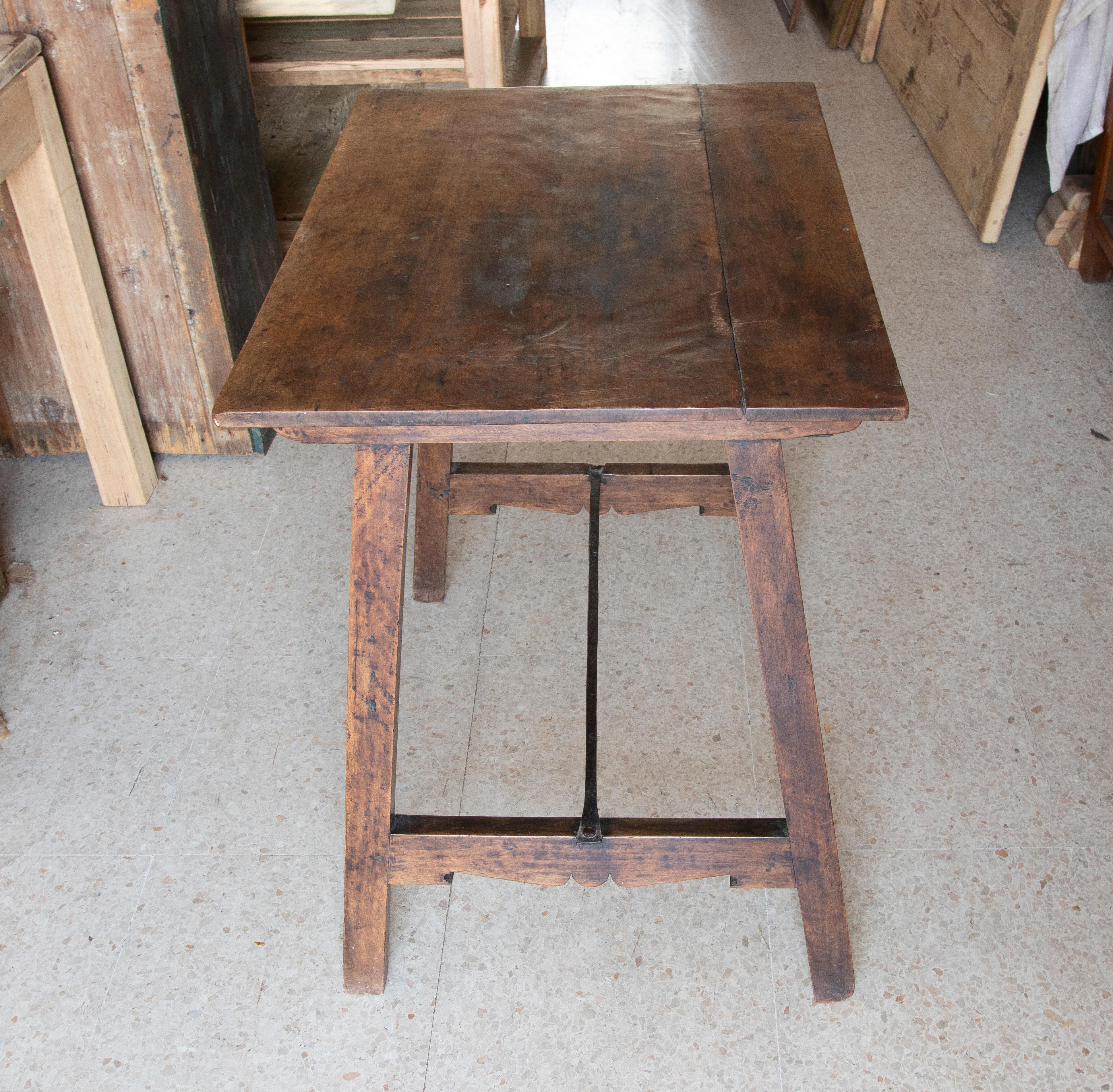18th Century  Walnut Table with Iron Legs  In Good Condition For Sale In Marbella, ES