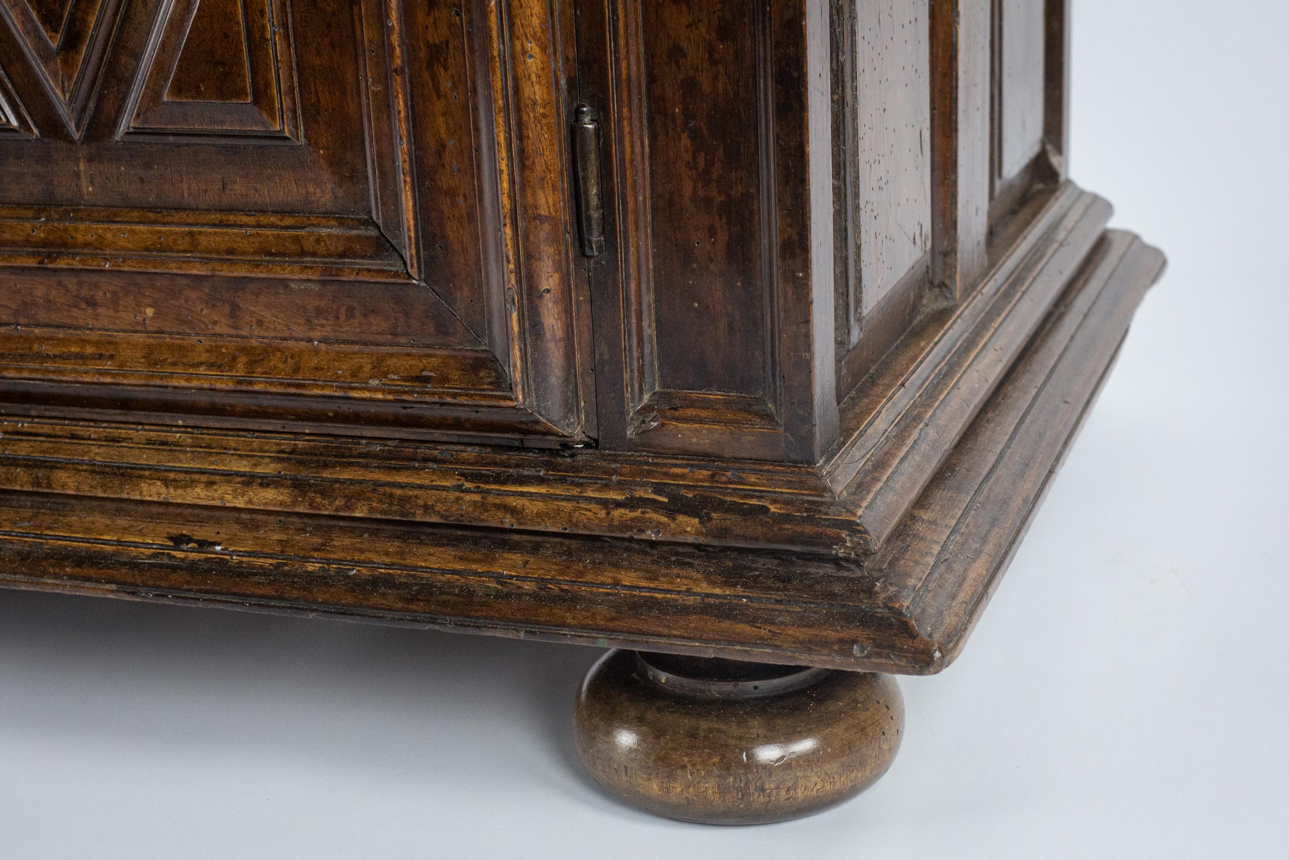 18th Century Walnut Tuscan Sideboard In Good Condition In Pease pottage, West Sussex
