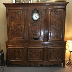 18th century walnut vaisselier d'horloge