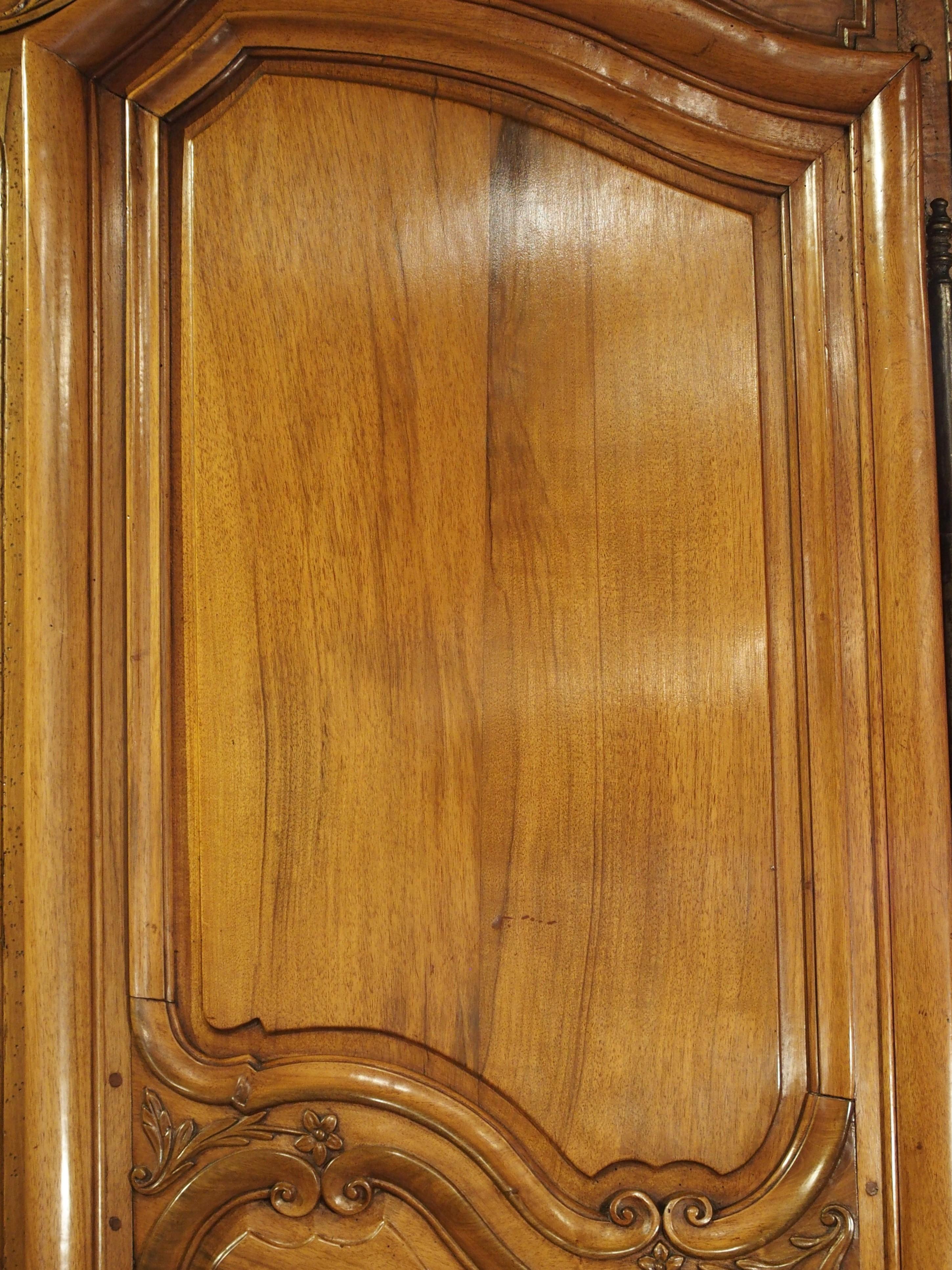 18th Century Walnut Wood Armoire from the Rhone Valley In Good Condition In Dallas, TX