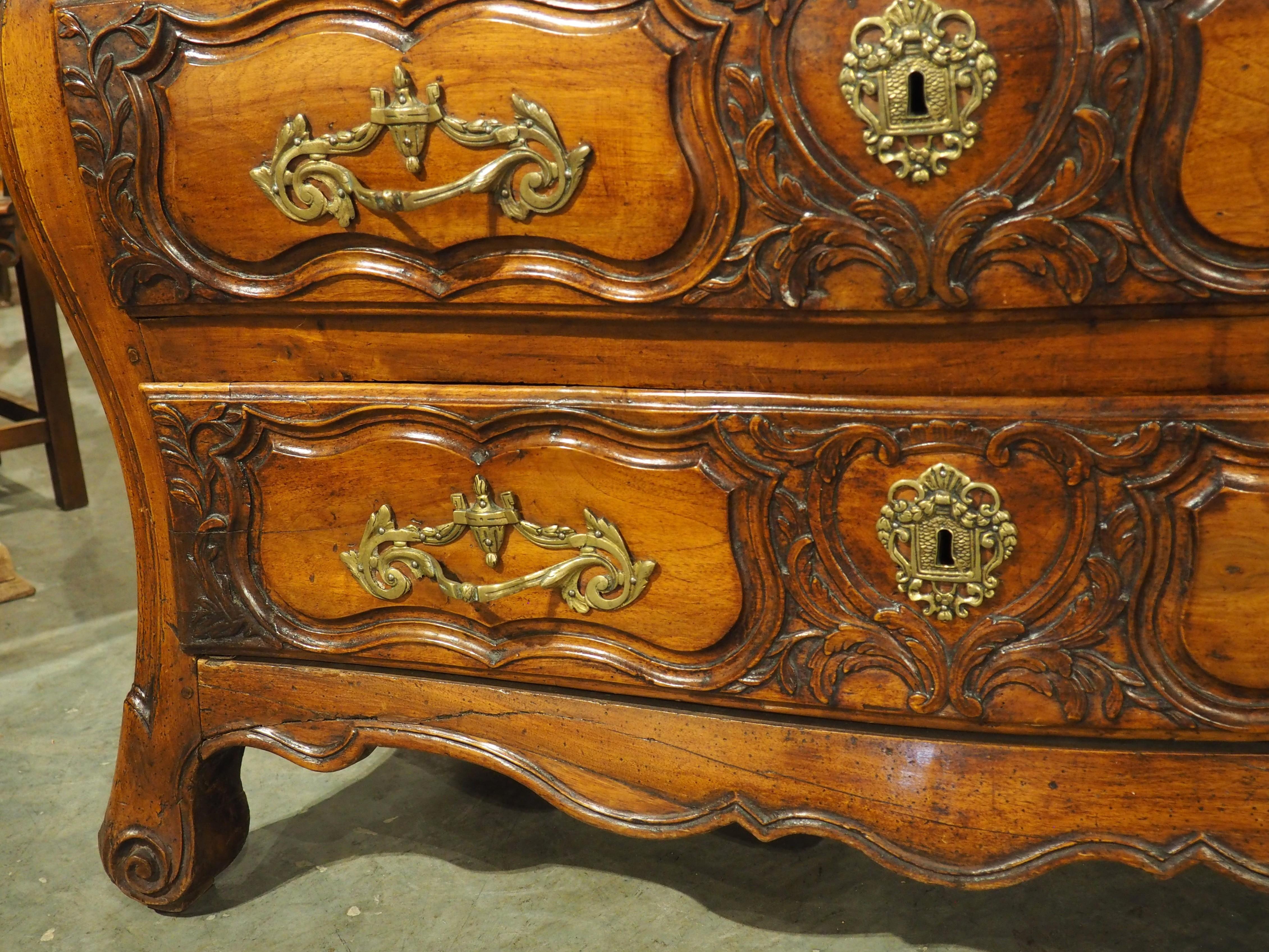 Cómoda de Madera de Nogal del Siglo XVIII de Burdeos, Francia en venta 3