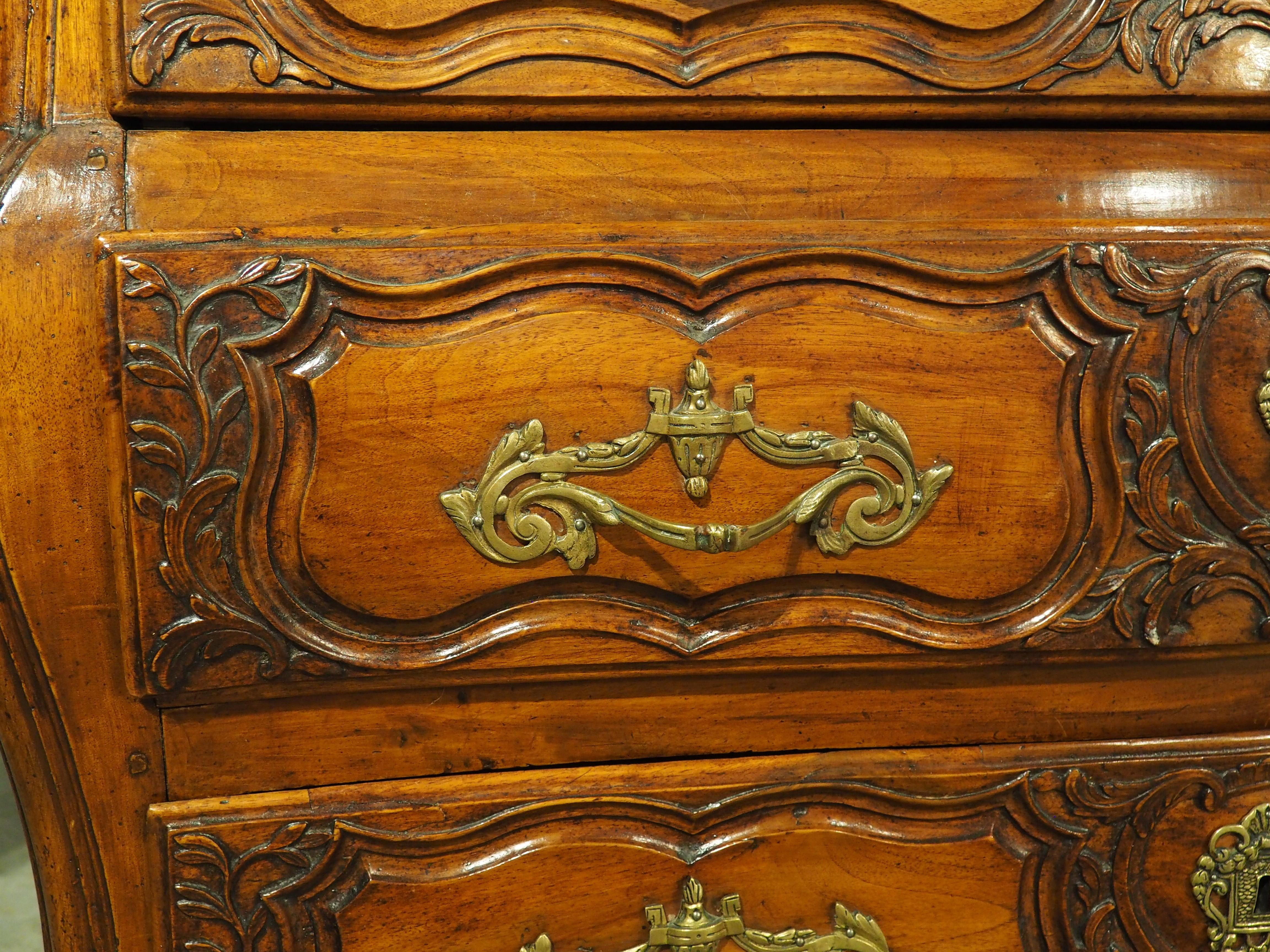 Cómoda de Madera de Nogal del Siglo XVIII de Burdeos, Francia en venta 5