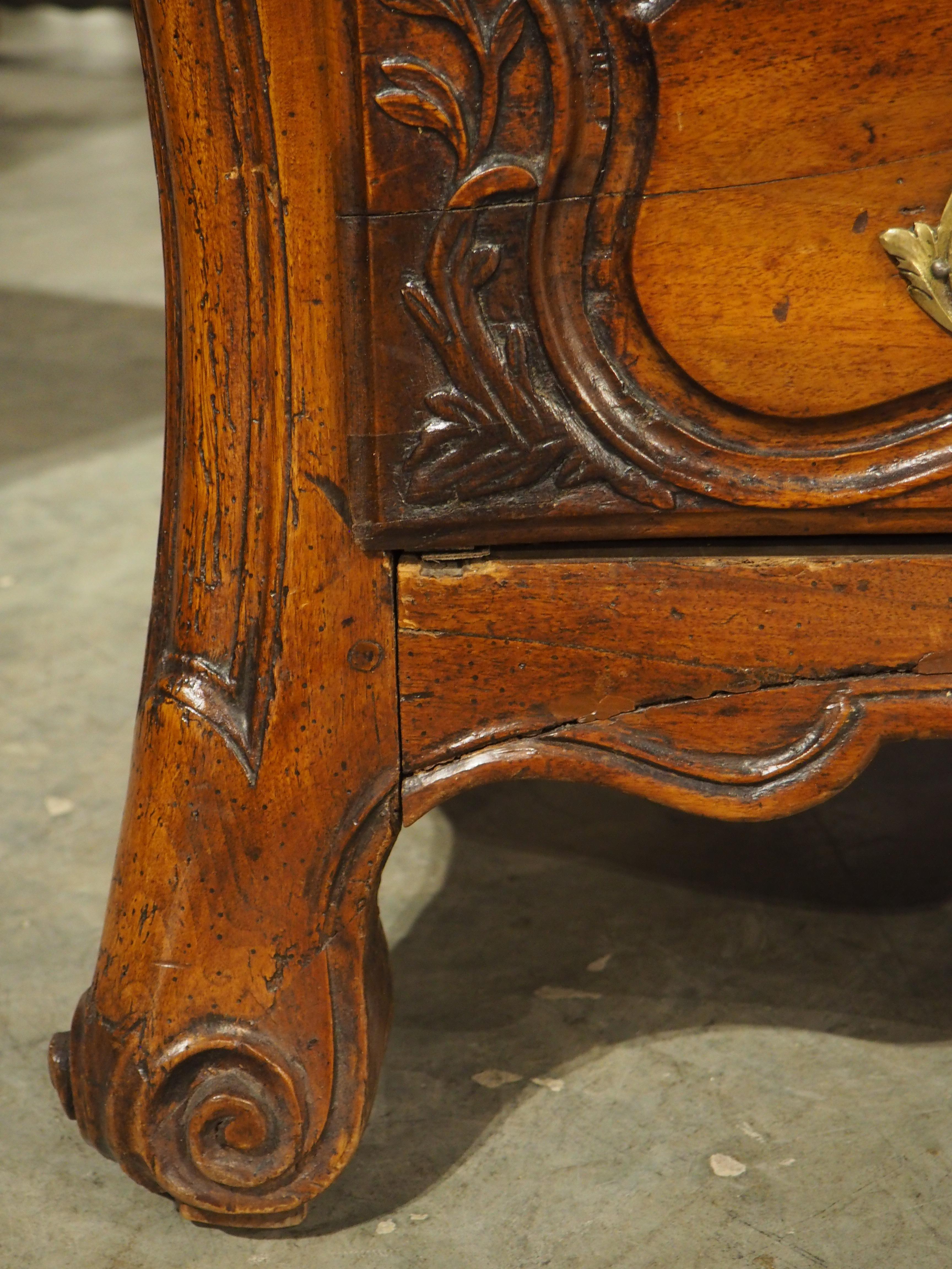 Cómoda de Madera de Nogal del Siglo XVIII de Burdeos, Francia en venta 6
