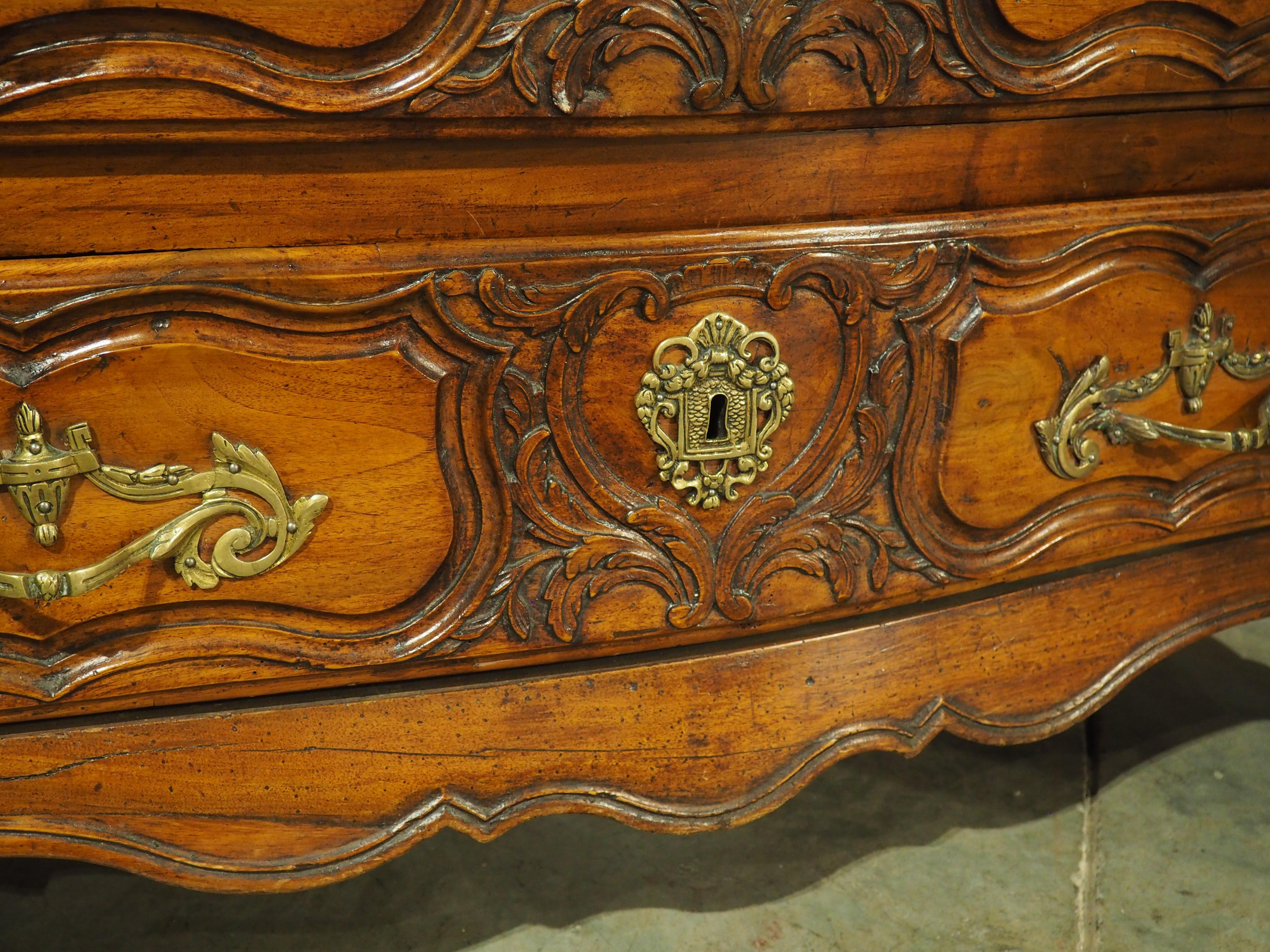 Cómoda de Madera de Nogal del Siglo XVIII de Burdeos, Francia en venta 7