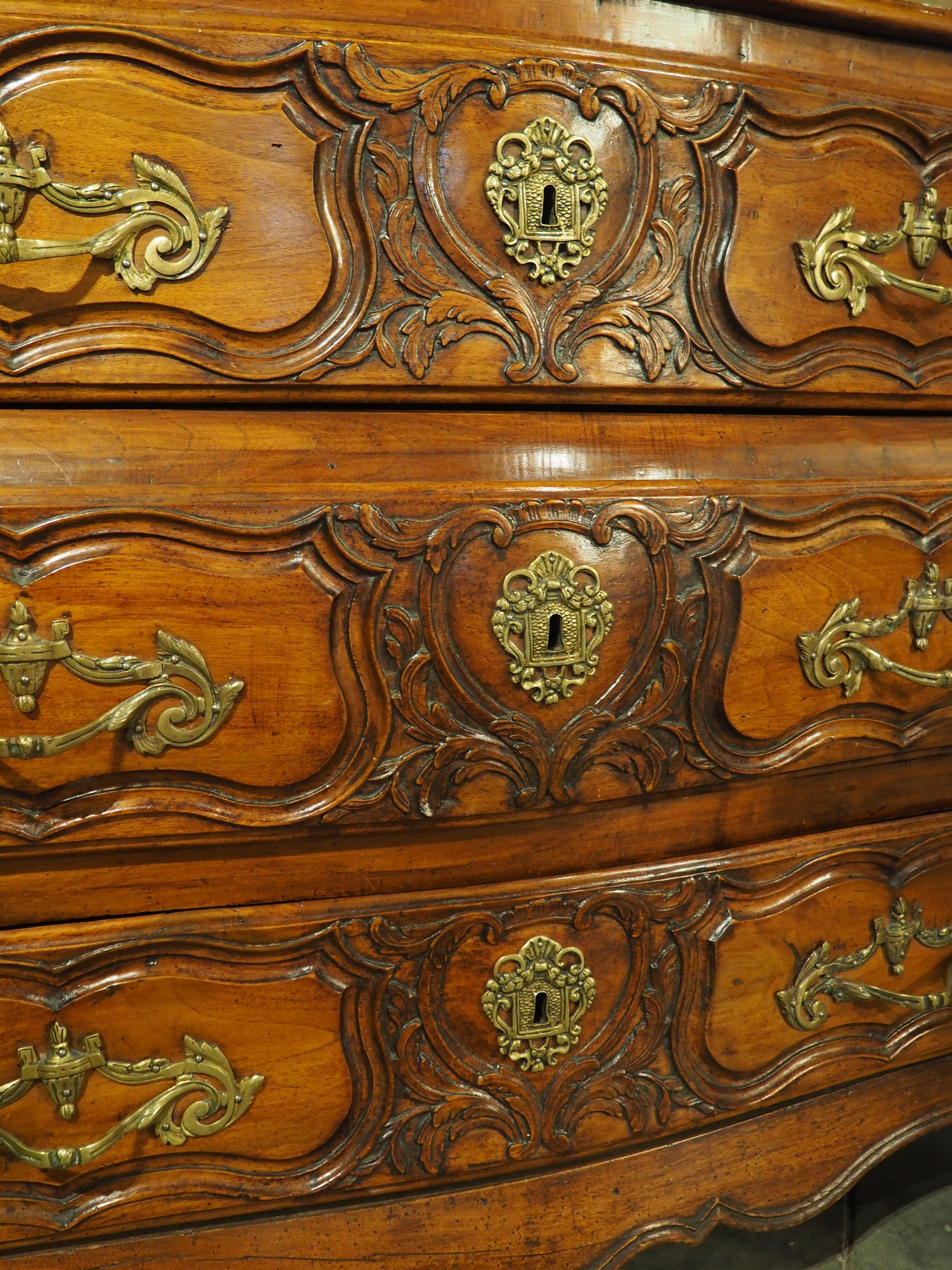 Cómoda de Madera de Nogal del Siglo XVIII de Burdeos, Francia en venta 8