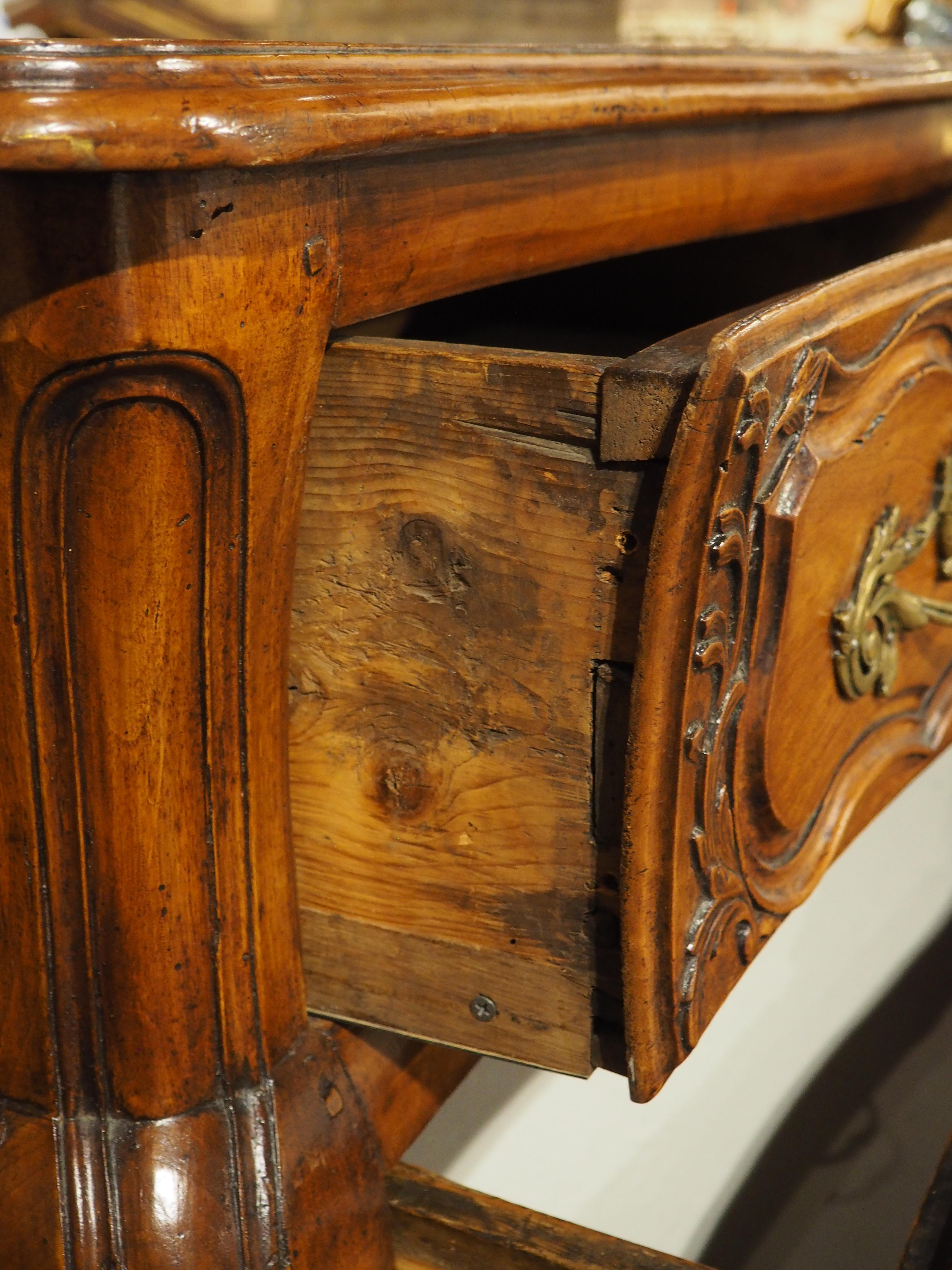Cómoda de Madera de Nogal del Siglo XVIII de Burdeos, Francia en venta 10