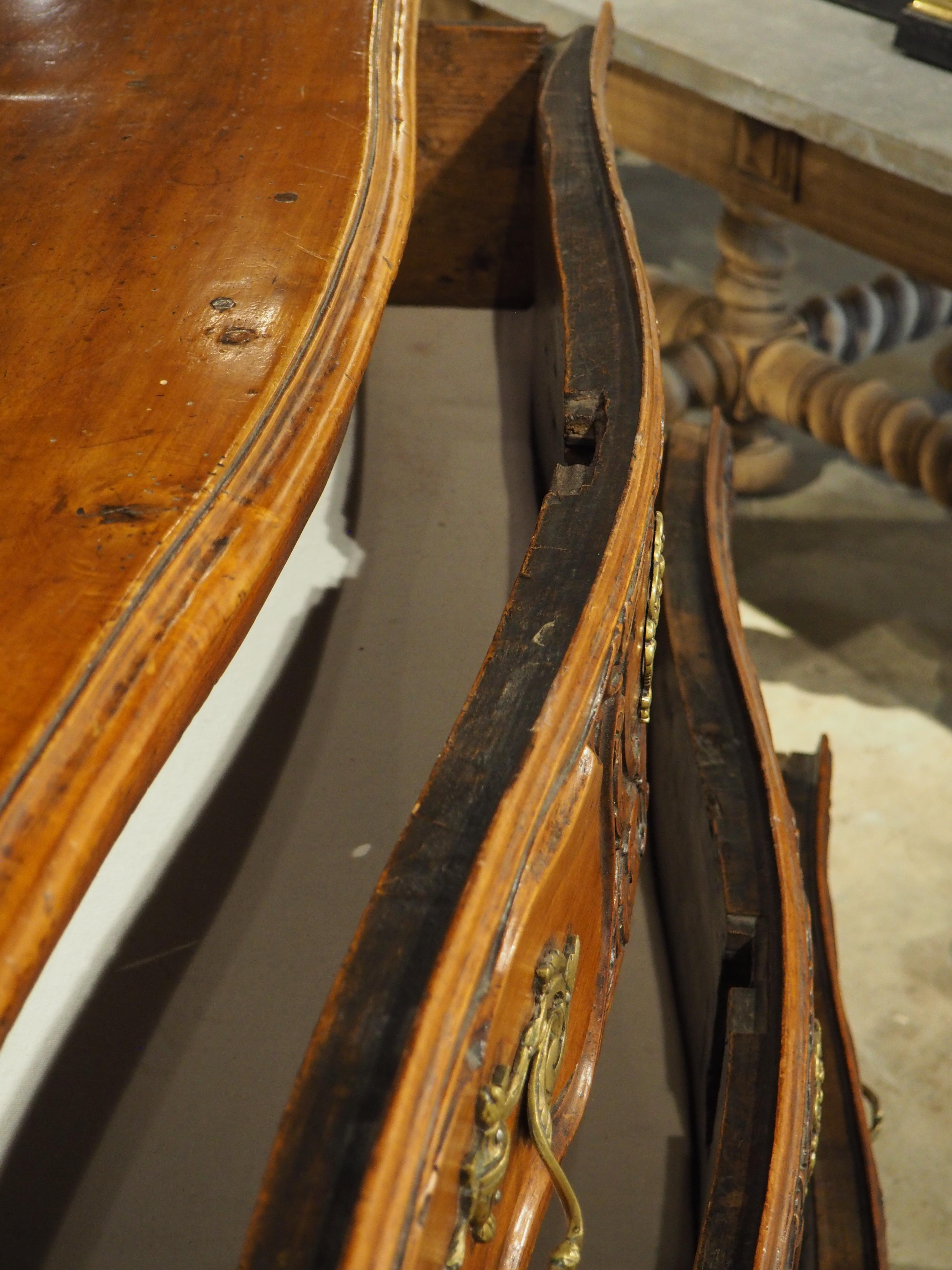 Cómoda de Madera de Nogal del Siglo XVIII de Burdeos, Francia en venta 11