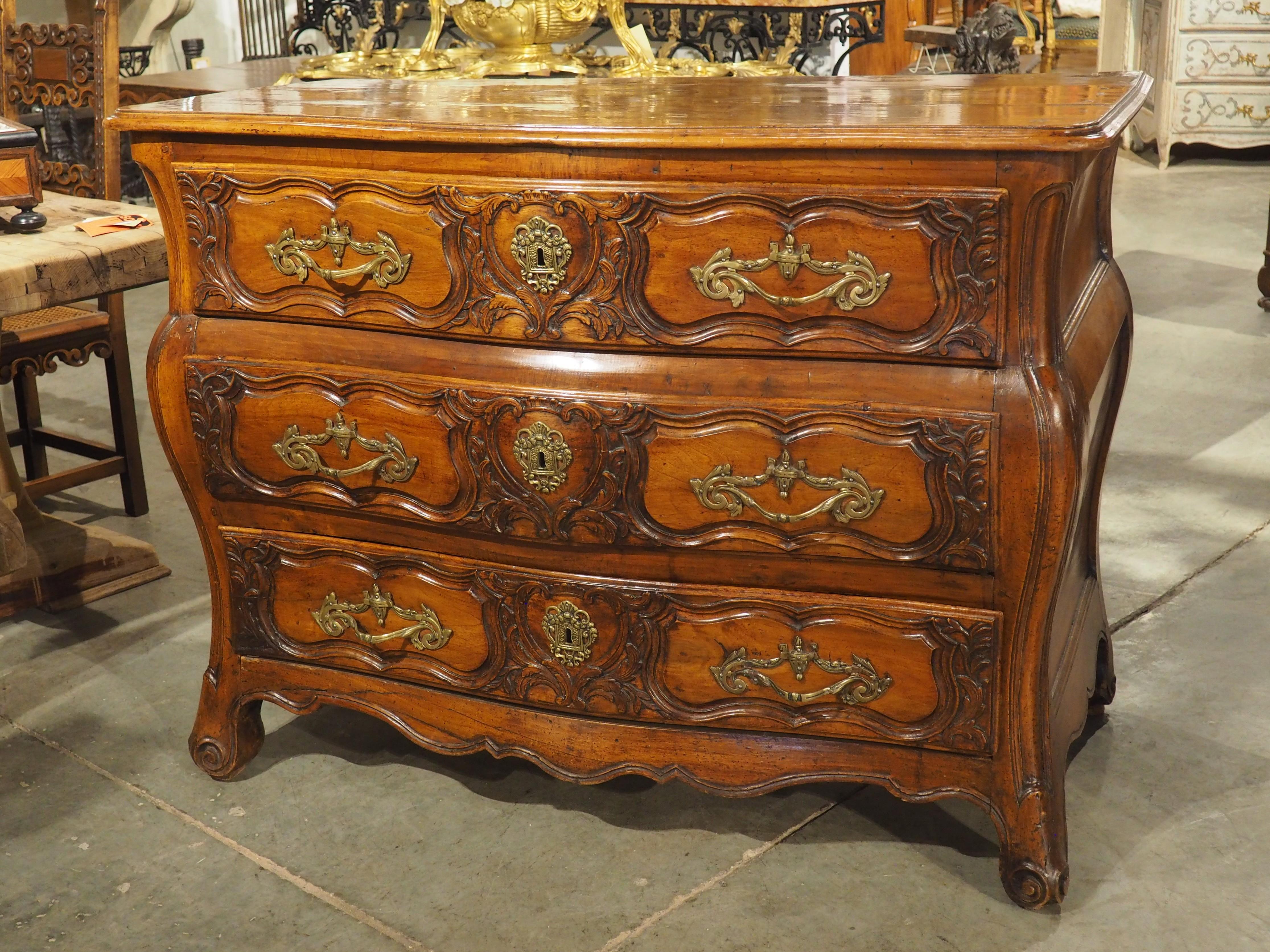 Cómoda de Madera de Nogal del Siglo XVIII de Burdeos, Francia Francés en venta