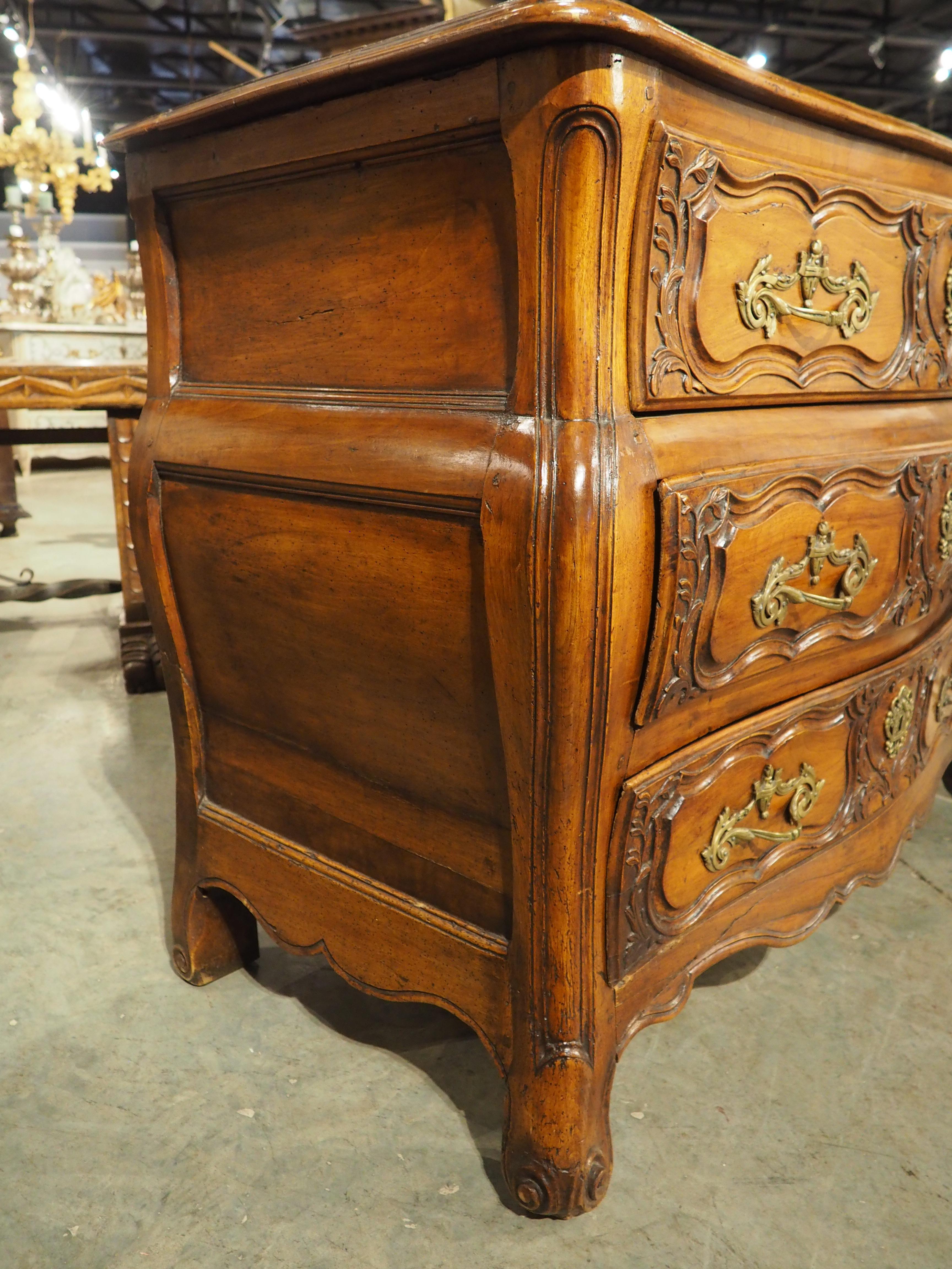 Cómoda de Madera de Nogal del Siglo XVIII de Burdeos, Francia Tallado a mano en venta