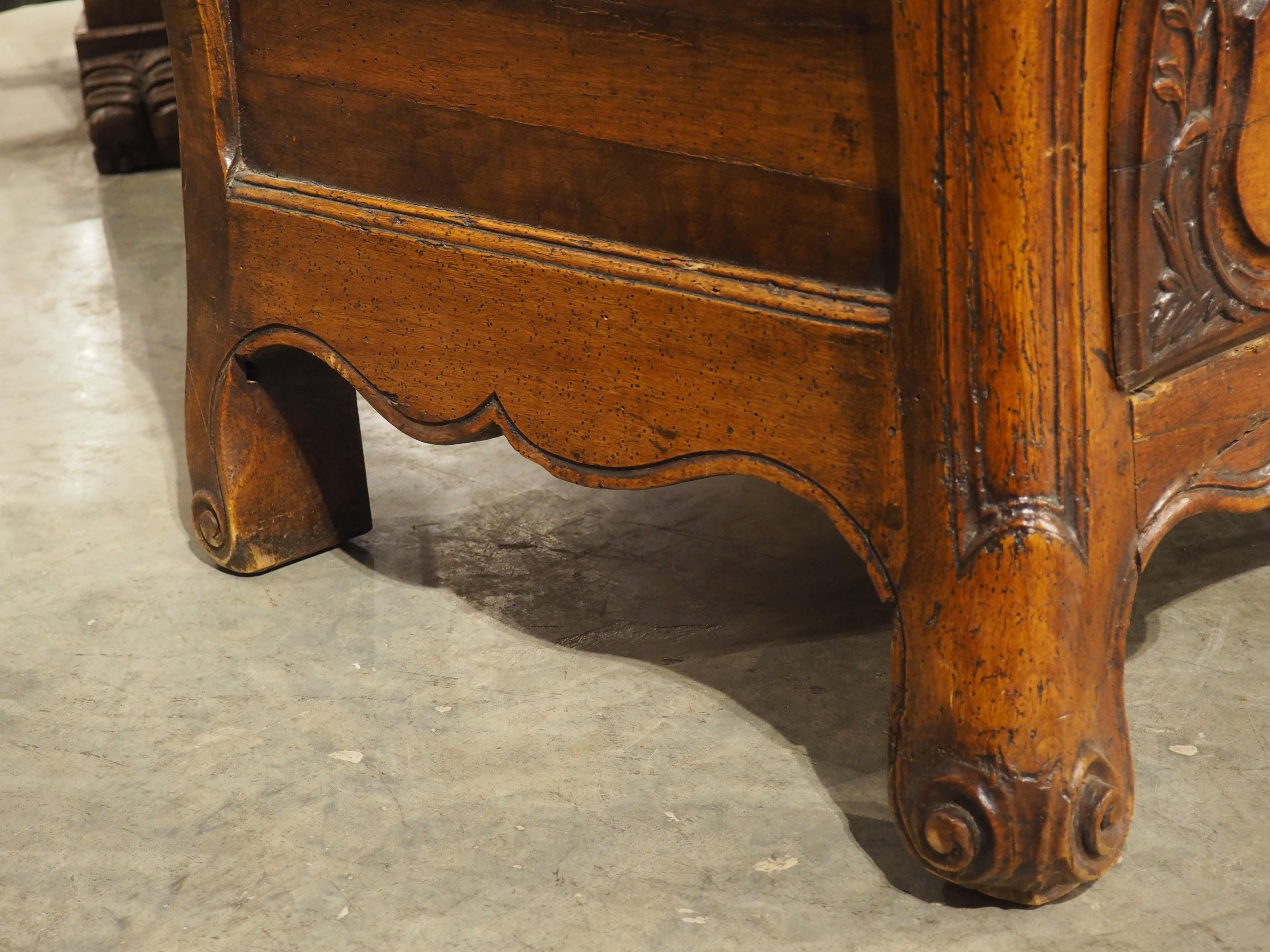 Cómoda de Madera de Nogal del Siglo XVIII de Burdeos, Francia en Bueno estado para la venta en Dallas, TX