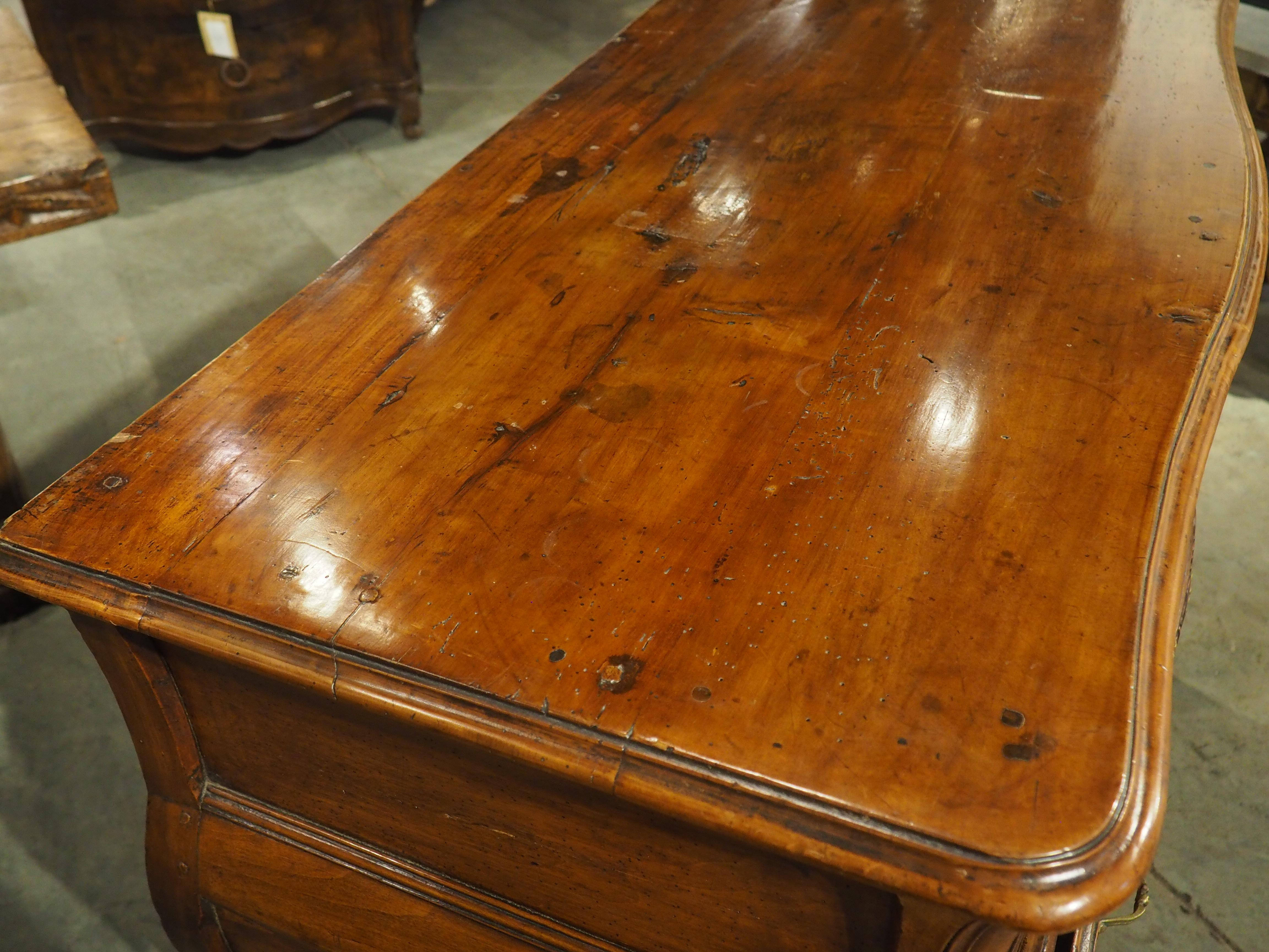Cómoda de Madera de Nogal del Siglo XVIII de Burdeos, Francia siglo XVIII y antes en venta