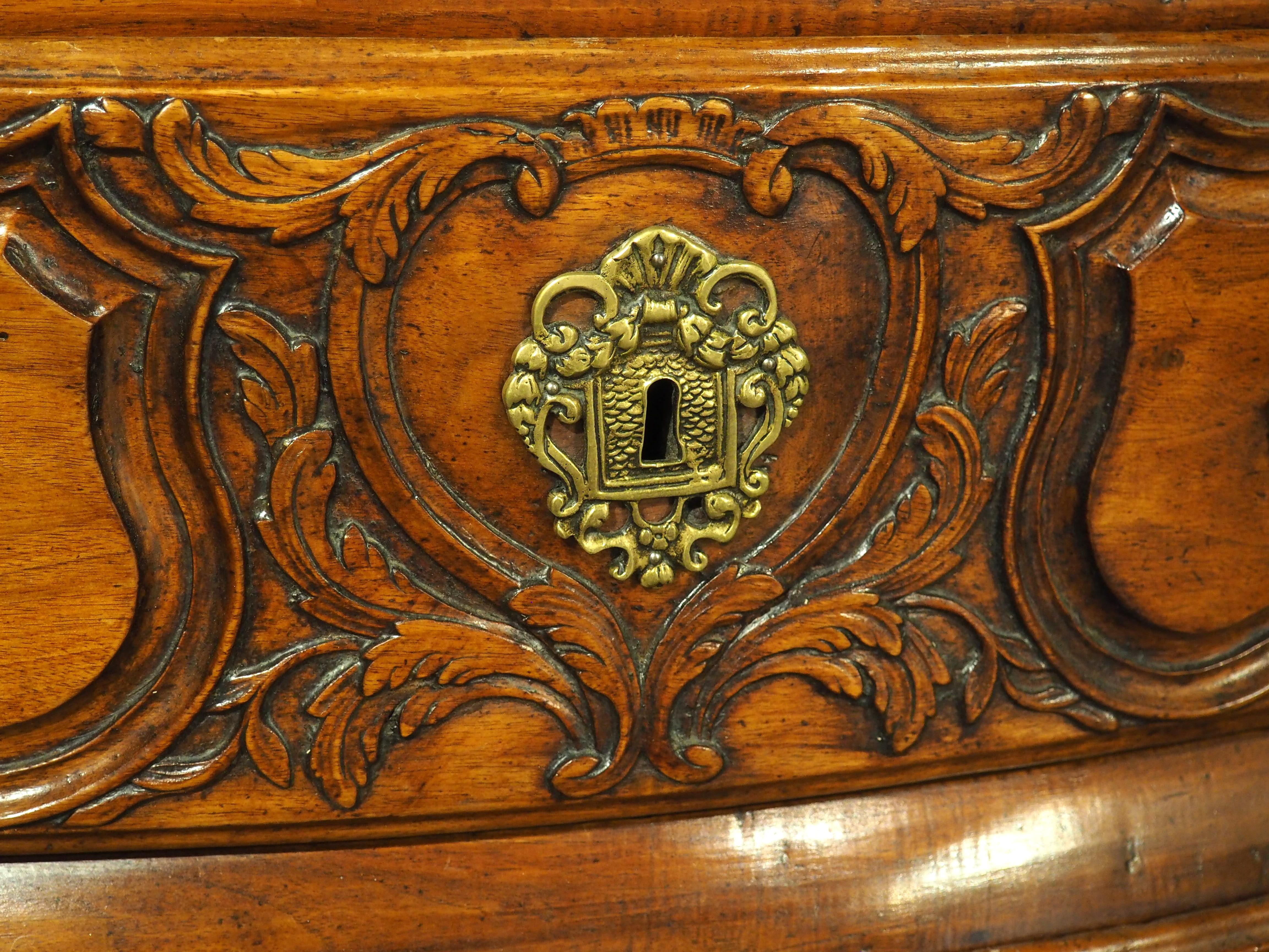 Cómoda de Madera de Nogal del Siglo XVIII de Burdeos, Francia en venta 1