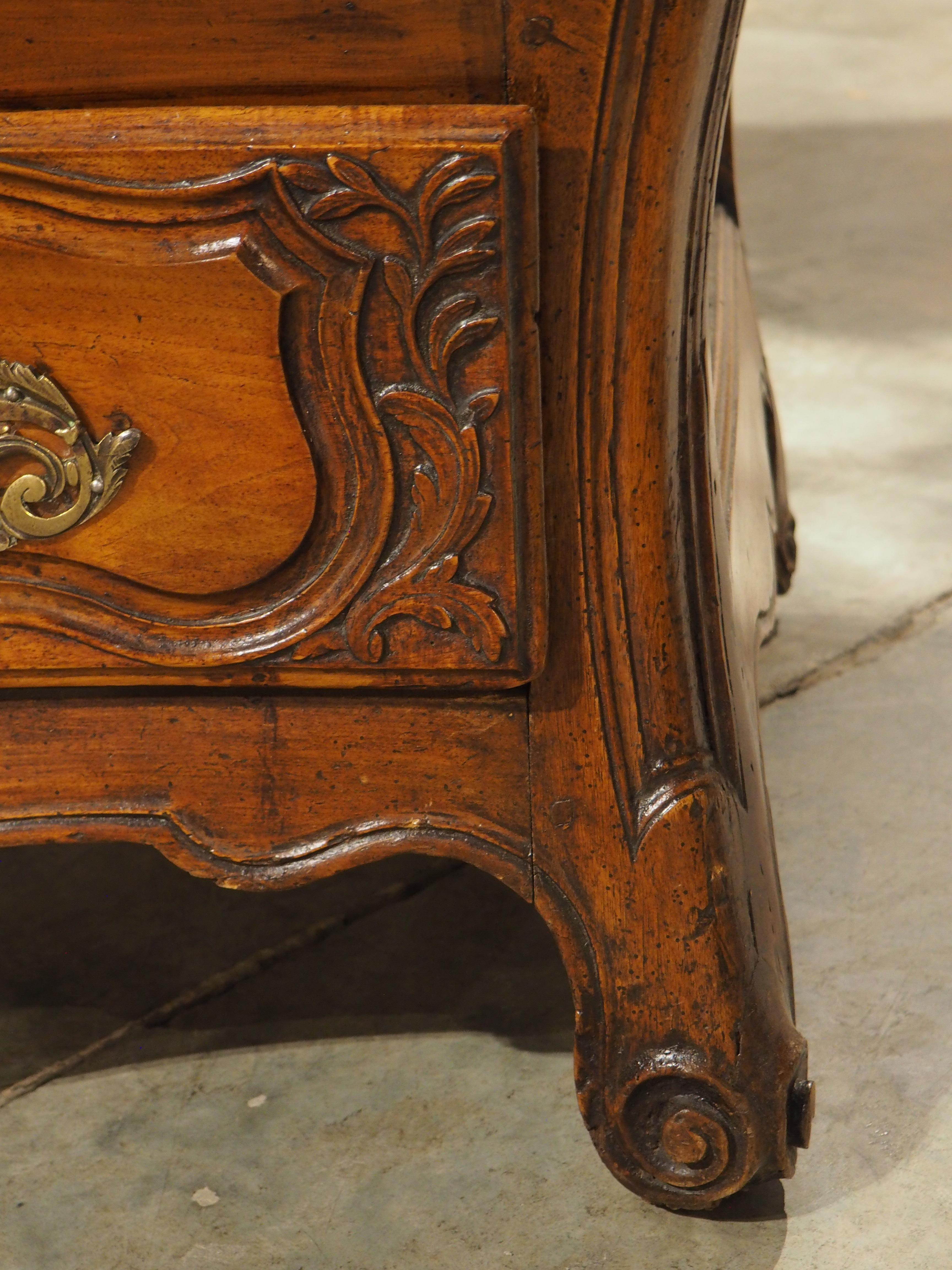 Cómoda de Madera de Nogal del Siglo XVIII de Burdeos, Francia en venta 2